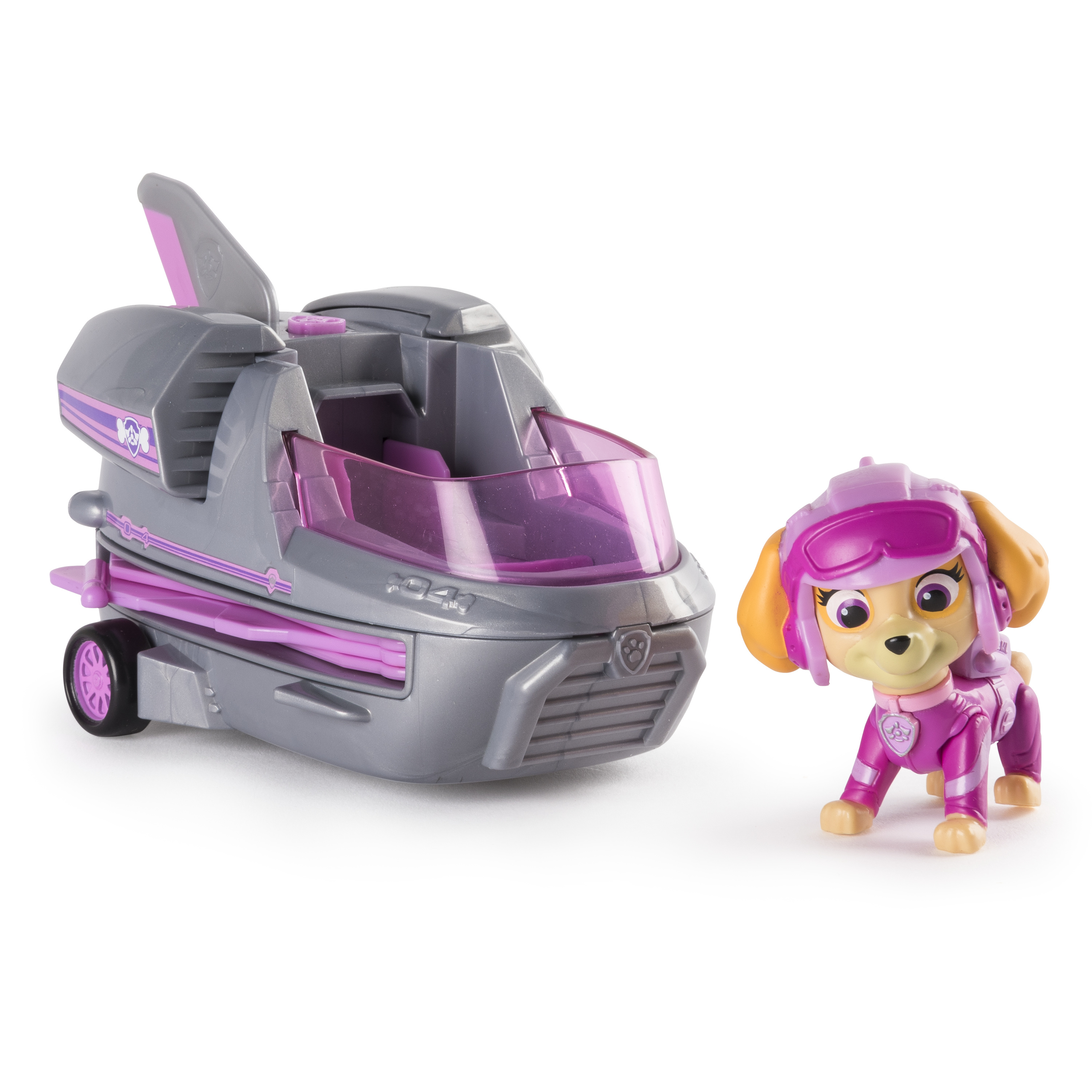 Skye-Spielzeug mit einem Fahrzeug. Das Spielzeug ist ein Hund. Das Fahrzeug ist grau und rosa. Weißer Hintergrund.
