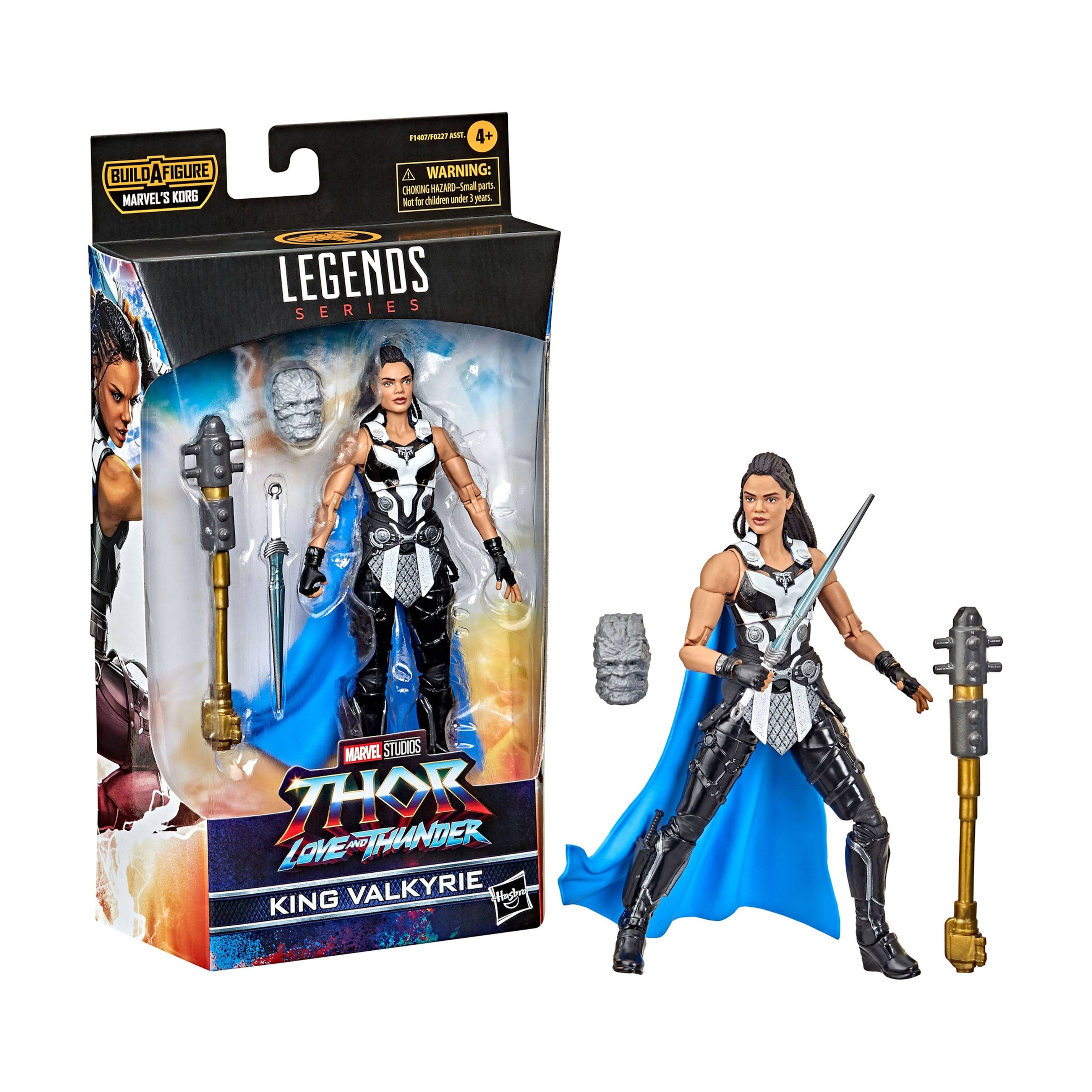 Una action figure di King Valkyrie nella confezione. La figura è nera e bianca con un mantello blu e una spada.