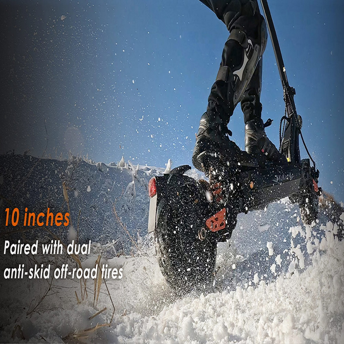 Osoba jedzie hulajnogą elektryczną po zaśnieżonej drodze, zbliżenie z nakładką tekstową.