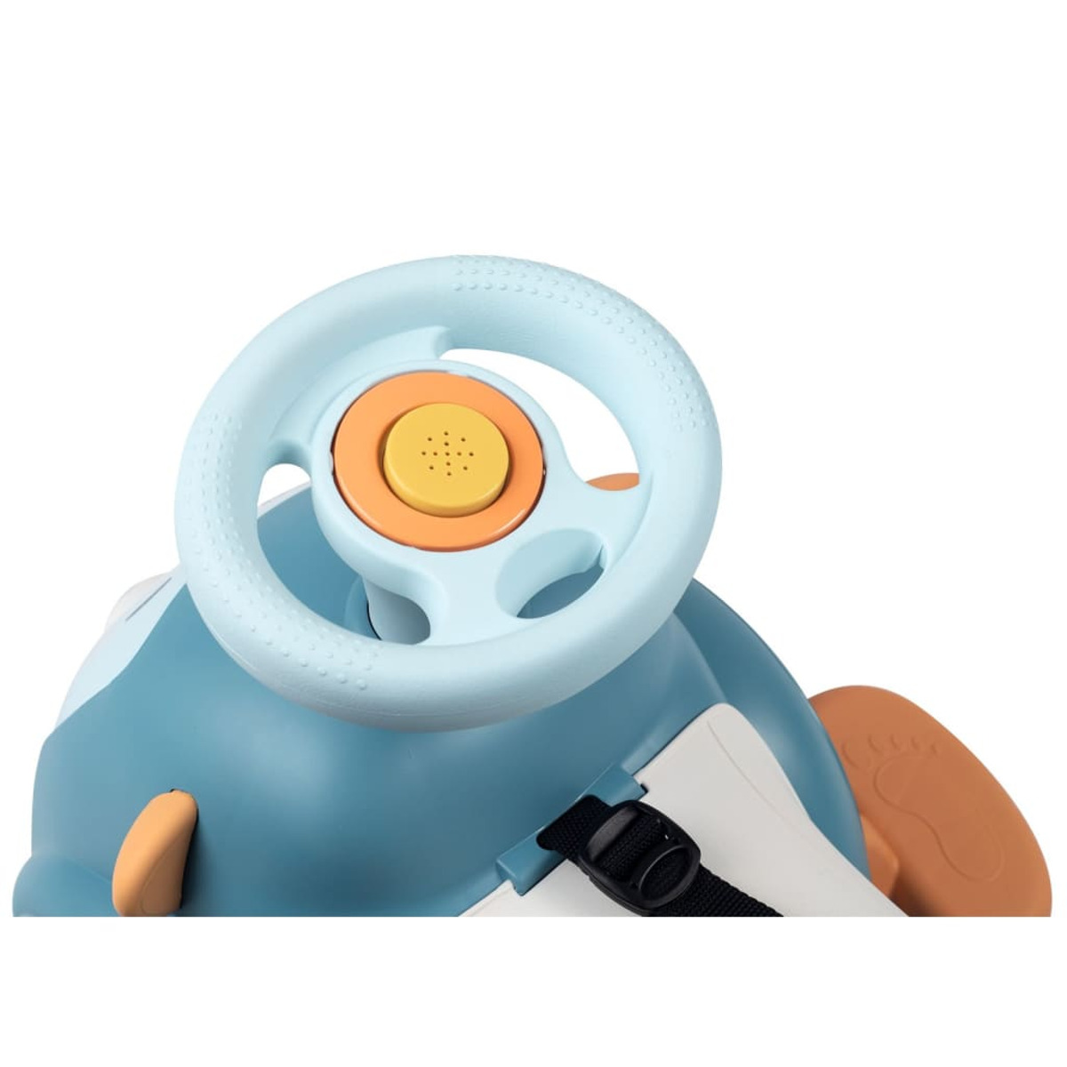 Zbliżenie niebieskiej kierownicy z pomarańczowym guzikiem w niebieskim samochodziku.