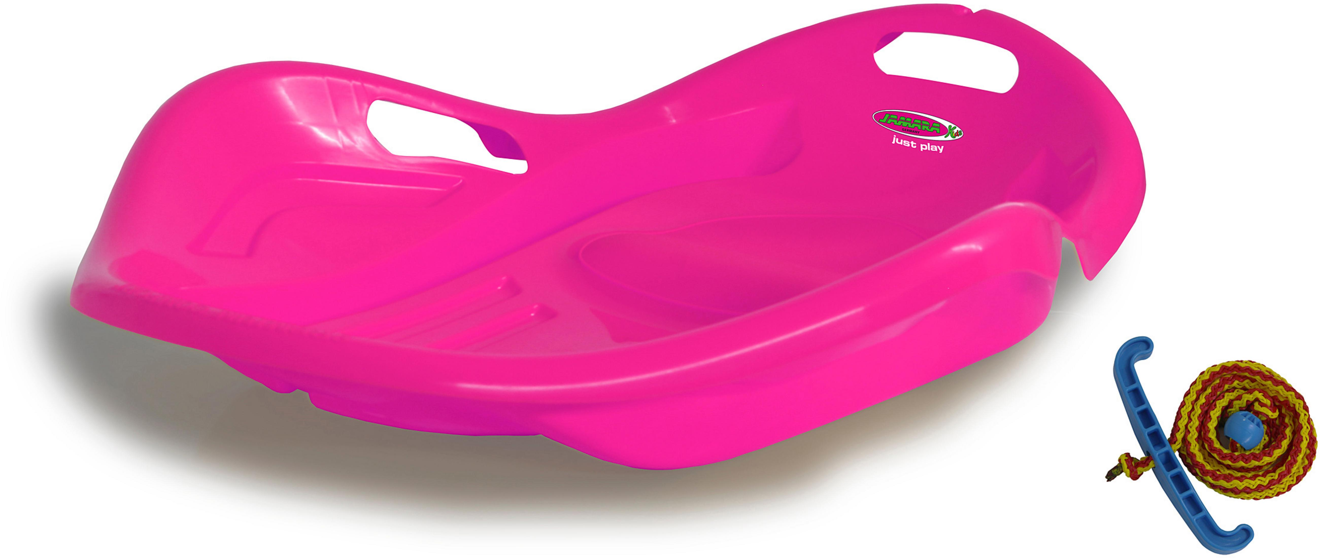 Różowe plastikowe sanki z uchwytami, liną oraz niebiesko-żółtą tarczą. Białe tło.