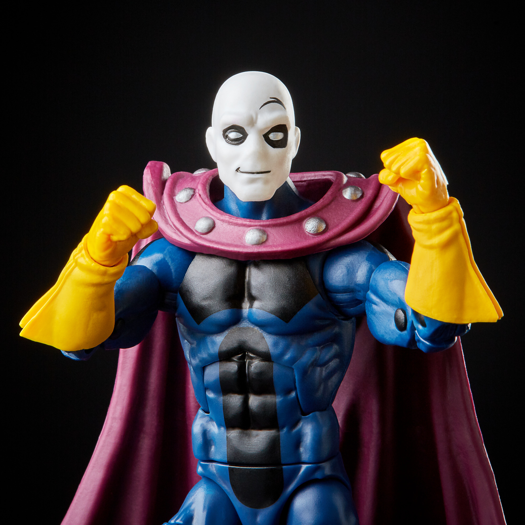 Una action figure blu di Marvel Morph con volto bianco, guanti gialli e mantello viola.