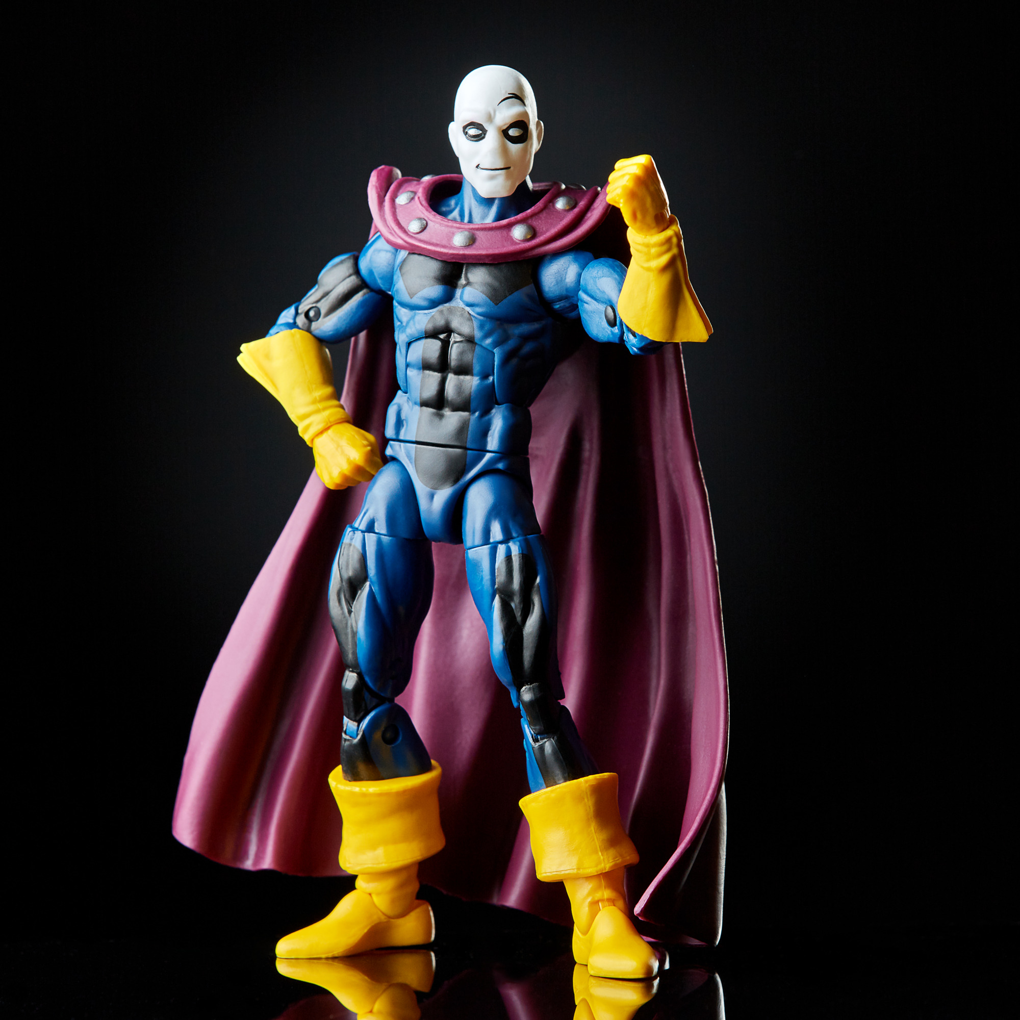 Una action figure blu di Marvel Morph con volto bianco, guanti gialli e mantello viola.