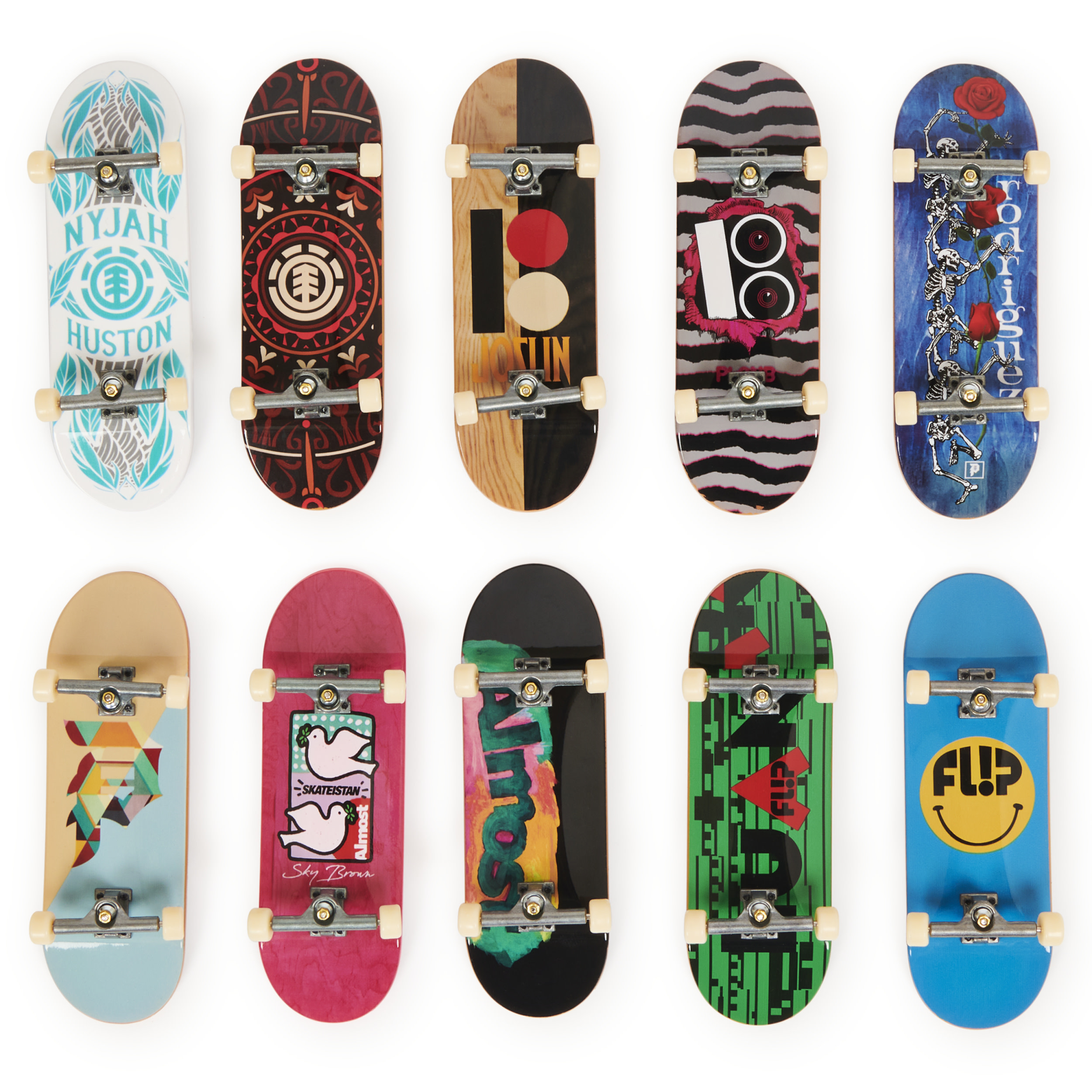 Dieci skateboard con vari design colorati sono esposti.
