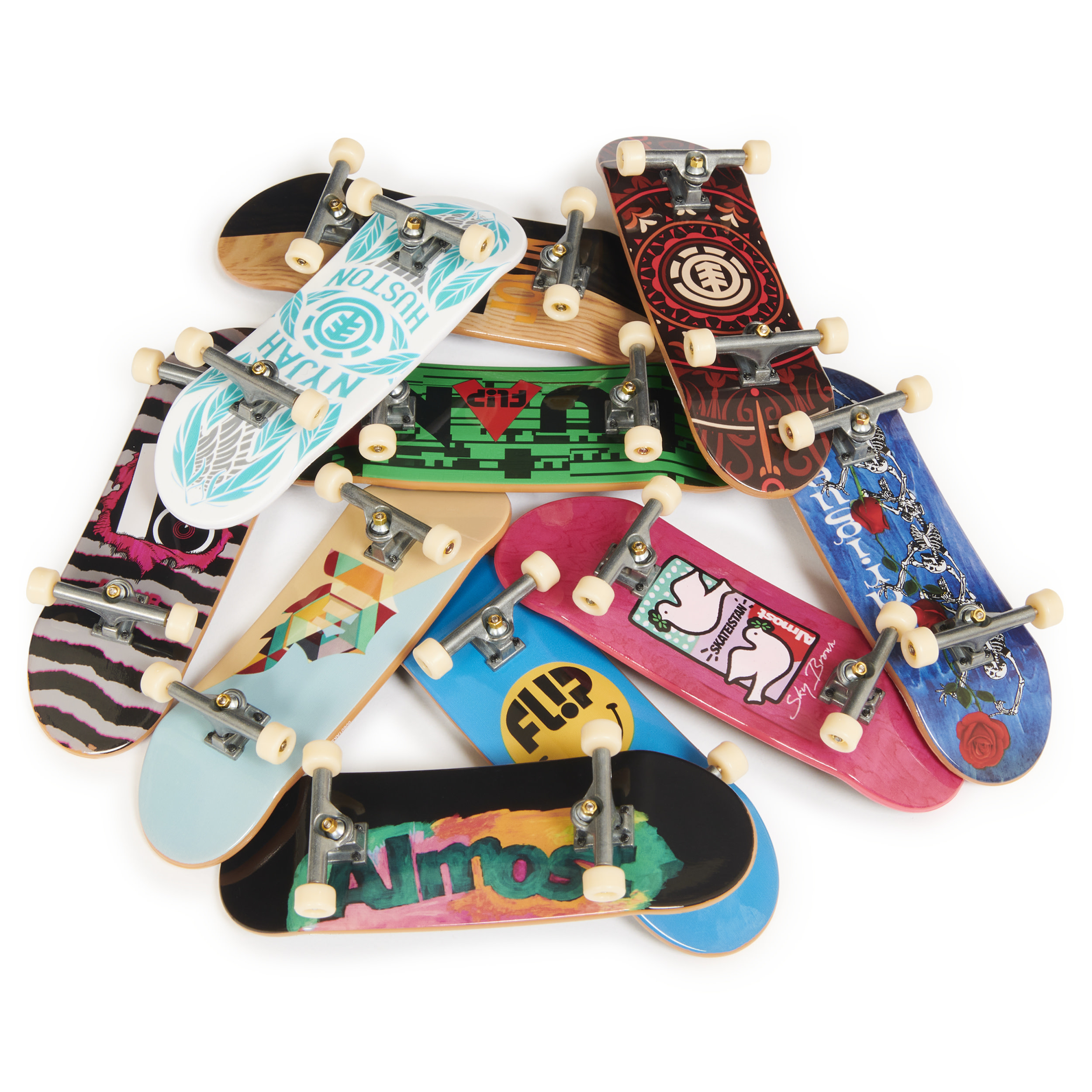 Una collezione di skateboard giocattolo di vari design. Sono disposti in un mucchio.