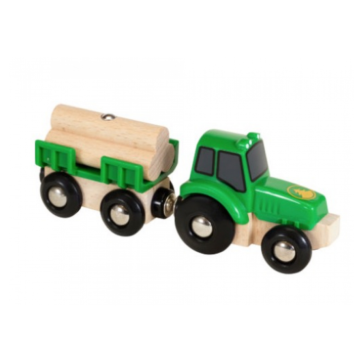 Ein grüner Spielzeugtraktor zieht einen Holzspielzeuganhänger mit Baumstämmen. Weißer Hintergrund.