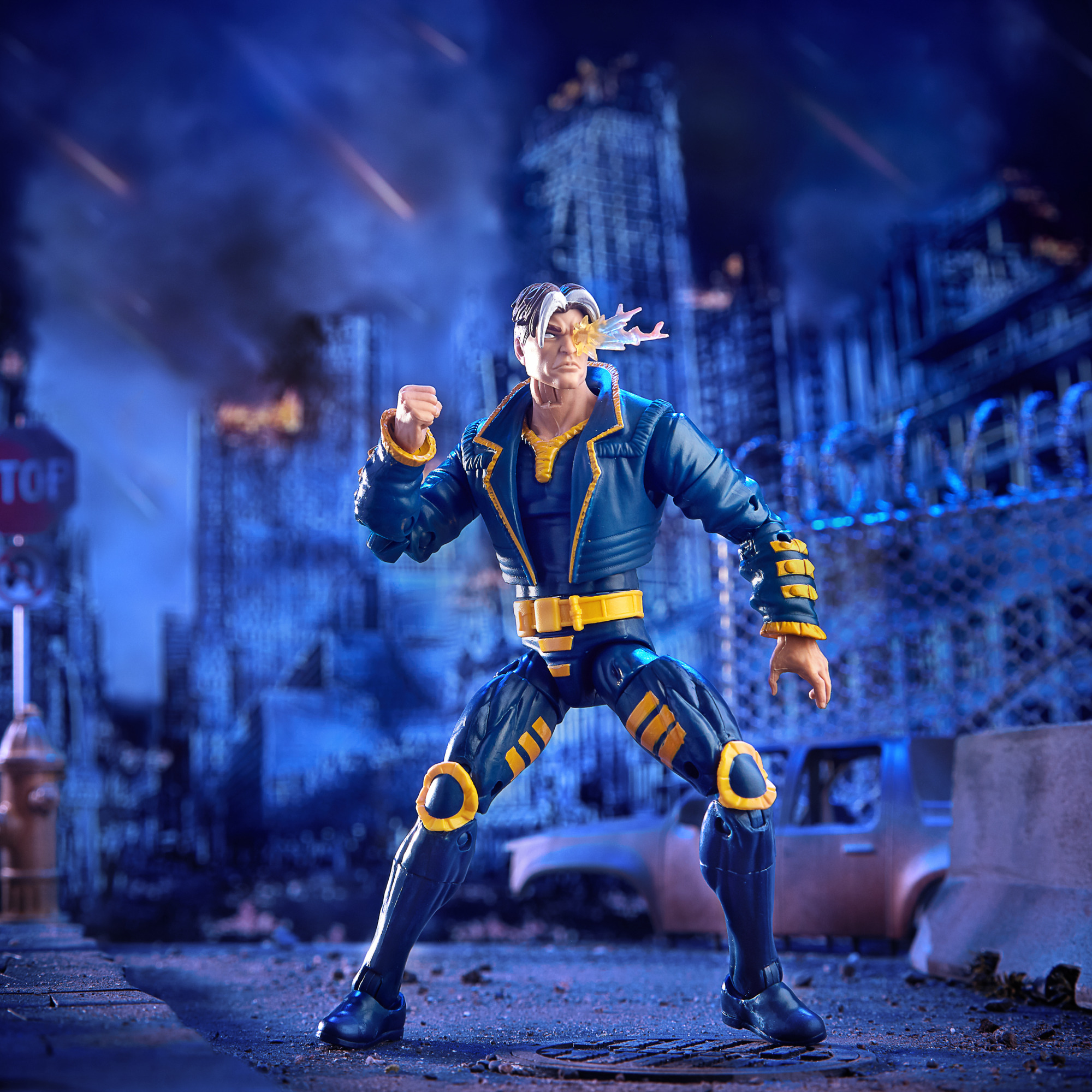 Figura Marvel Legends X-Men, in un paesaggio urbano, con un effetto luce.