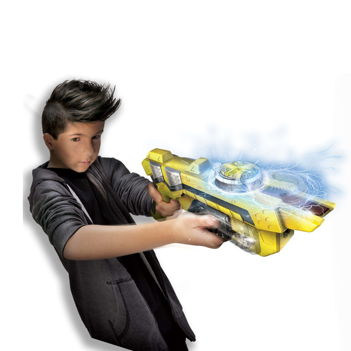 Chłopiec celuje żółtą zabawką pistoletu z niebieskim efektem energii. Białe tło.