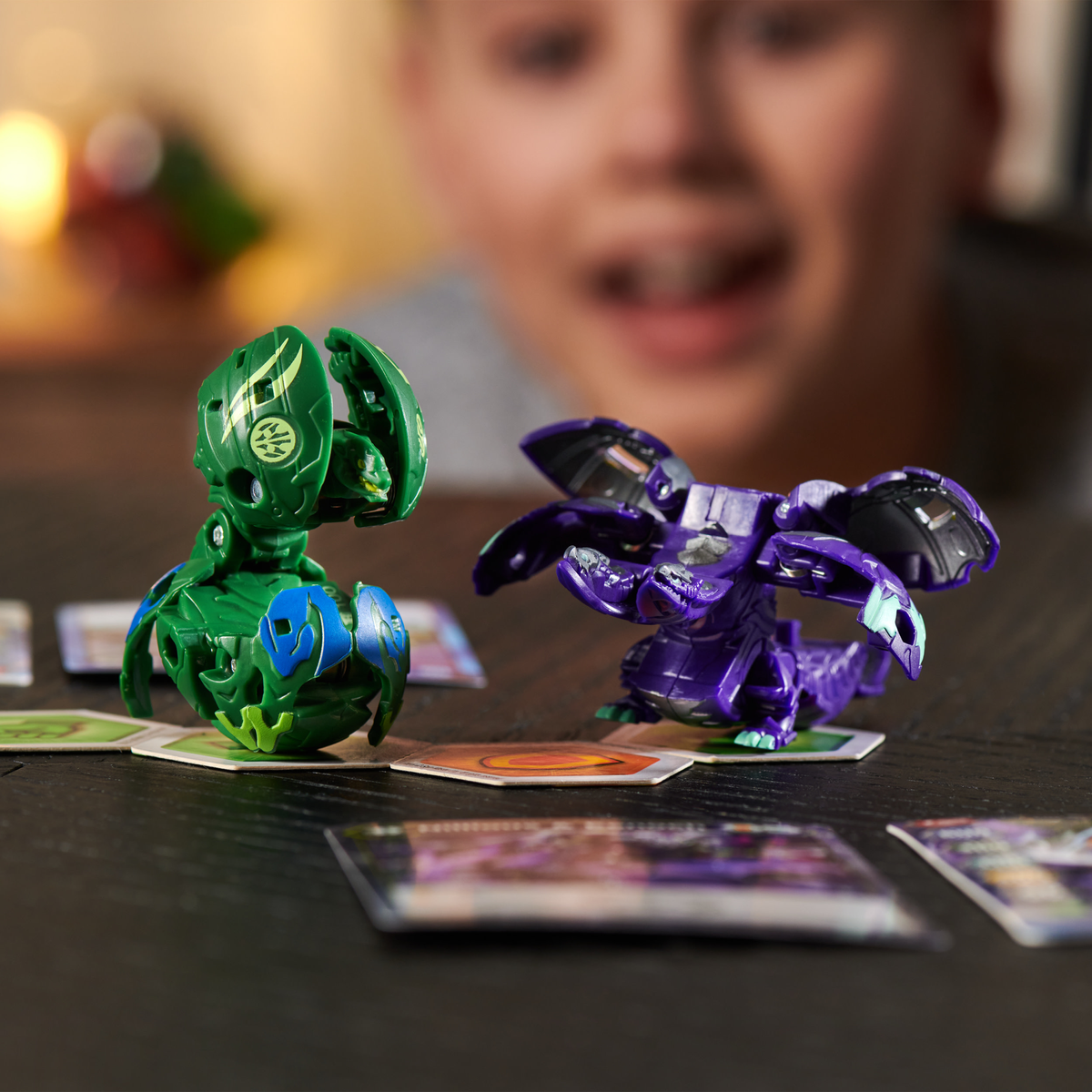 Zwei Spielfiguren auf Karten. Eine ist grün, die andere lila. Ein verschwommener Hintergrund.