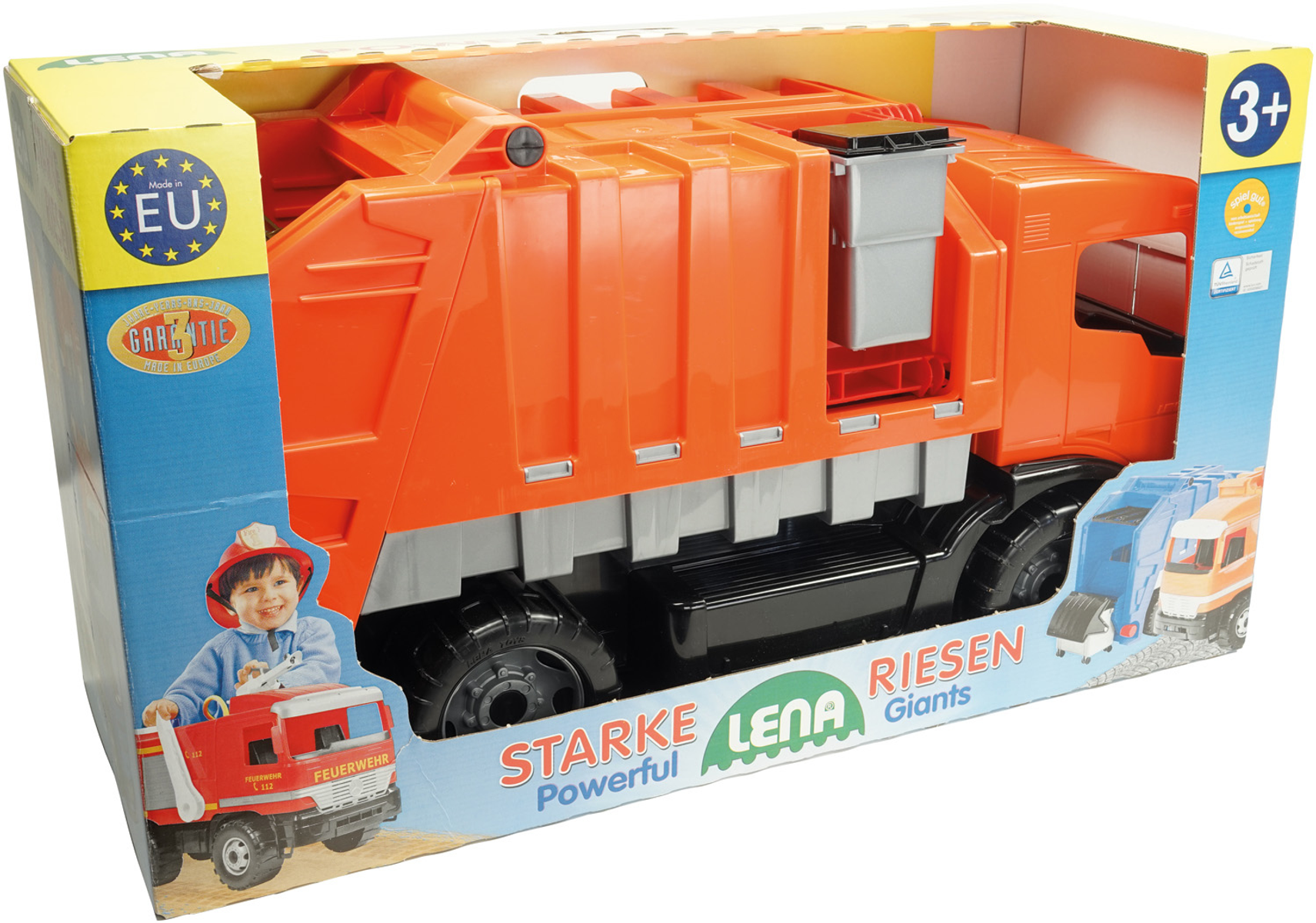 Orangener Spielzeug-Müllwagen in einer Box, Kinderbild, weißer Hintergrund.