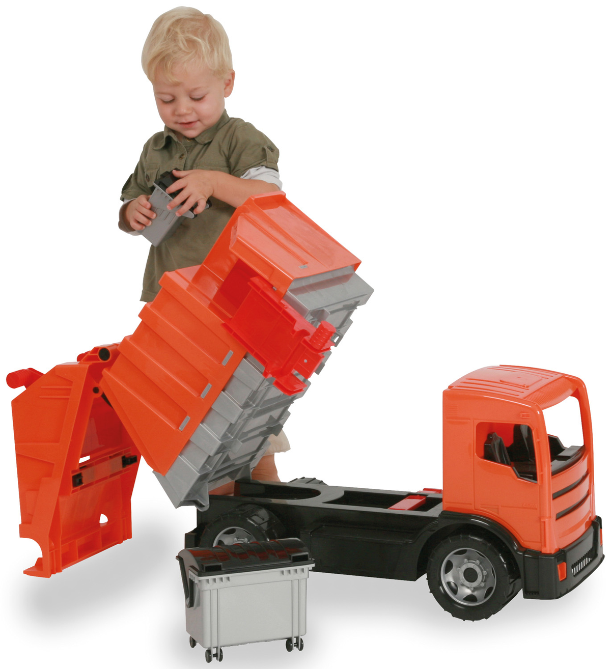 Ein Kind spielt mit einem orangen Spielzeug-Müllwagen und einer silbernen Mülltonne. Die Ladefläche ist angehoben.