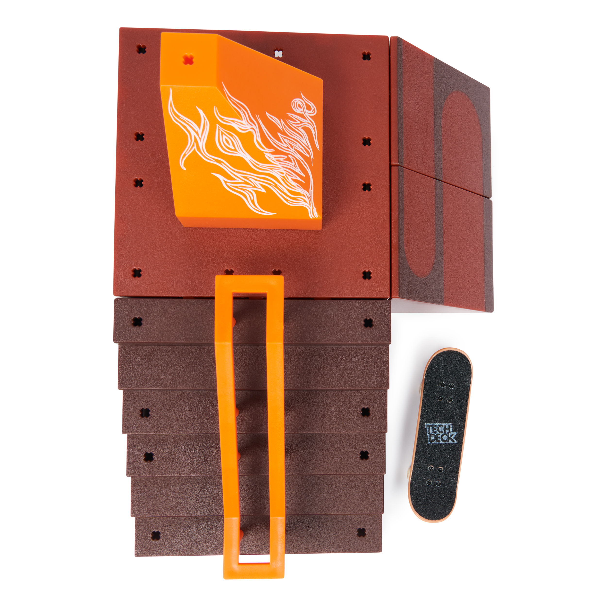 Rampa do deskorolki z płomieniami, pomarańczową ramą i małą deskorolką.
