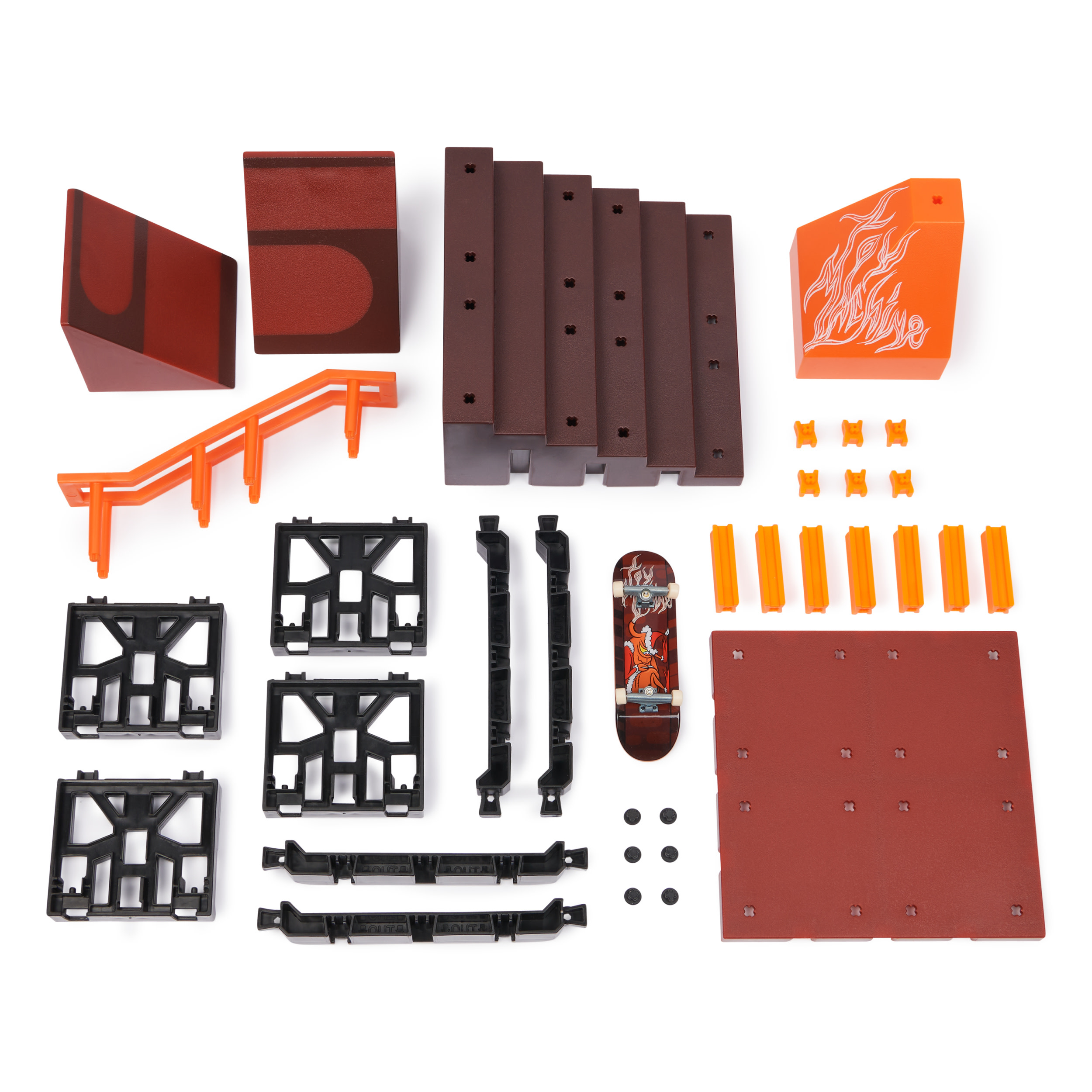 Zestaw ramp i akcesoriów Tech Deck z deskorolką. Brązowe konstrukcje, pomarańczowe rampy.