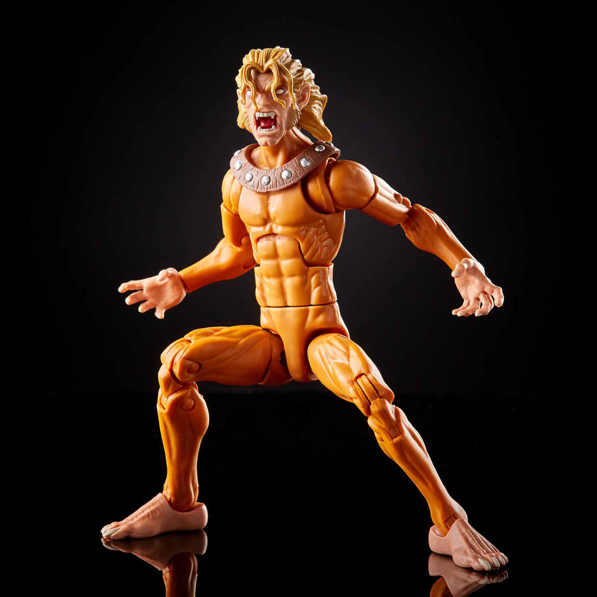Action figure di Sabretooth in posa dinamica, che mostra il suo fisico muscoloso.