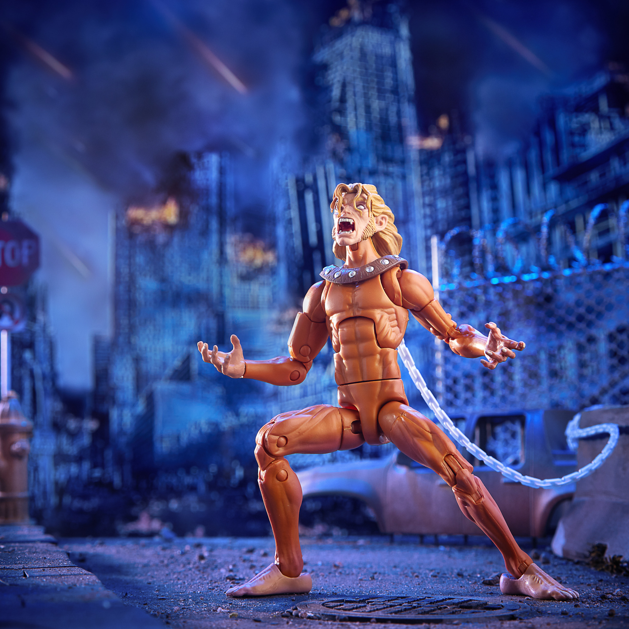 Action figure di un uomo dalla pelle gialla in posizione di combattimento, contro uno sfondo urbano, con un filo e un segnale di stop.