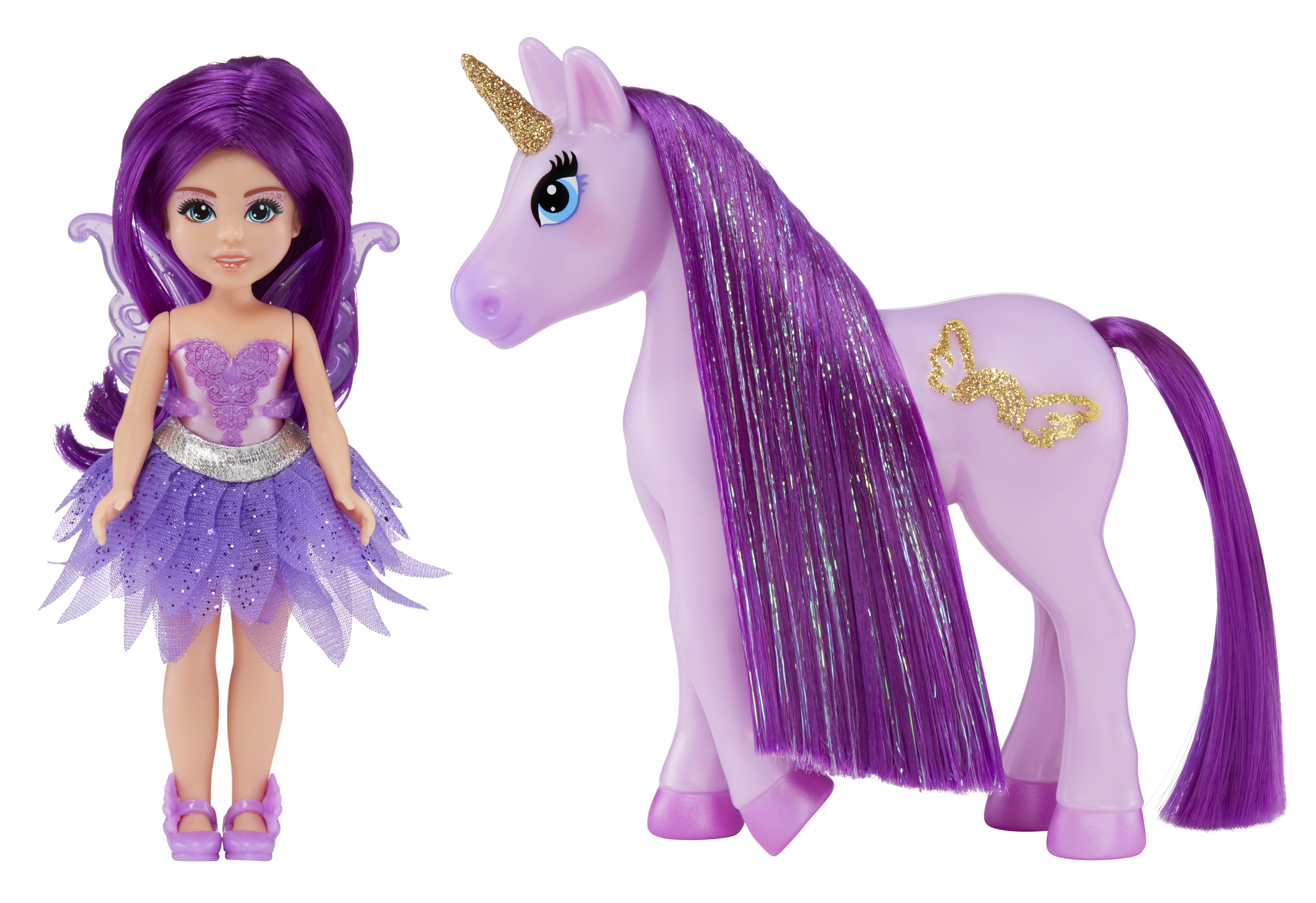 Lalka ze skrzydłami wróżki i zabawkowy jednorożec z fioletowymi włosami, białe tło.