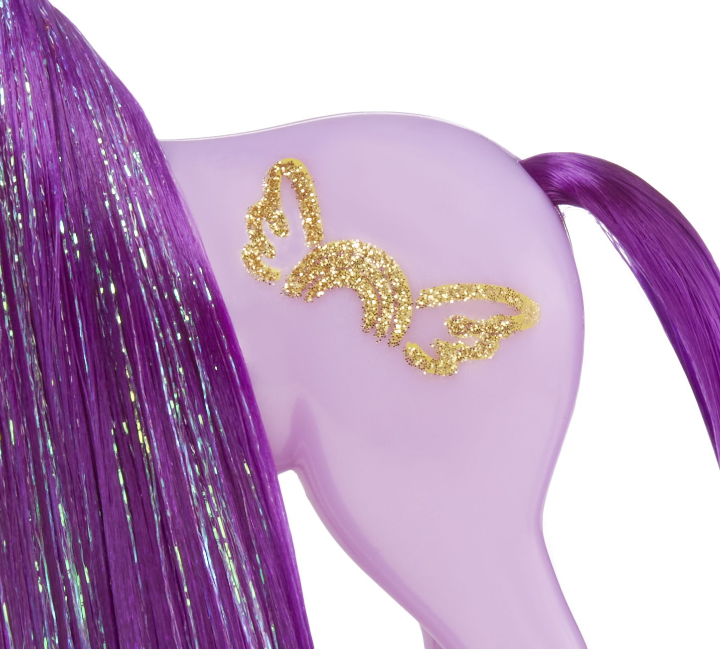 Zbliżenie na grzbiet fioletowego konia zabawki ze złotym, błyszczącym wzorem skrzydeł.