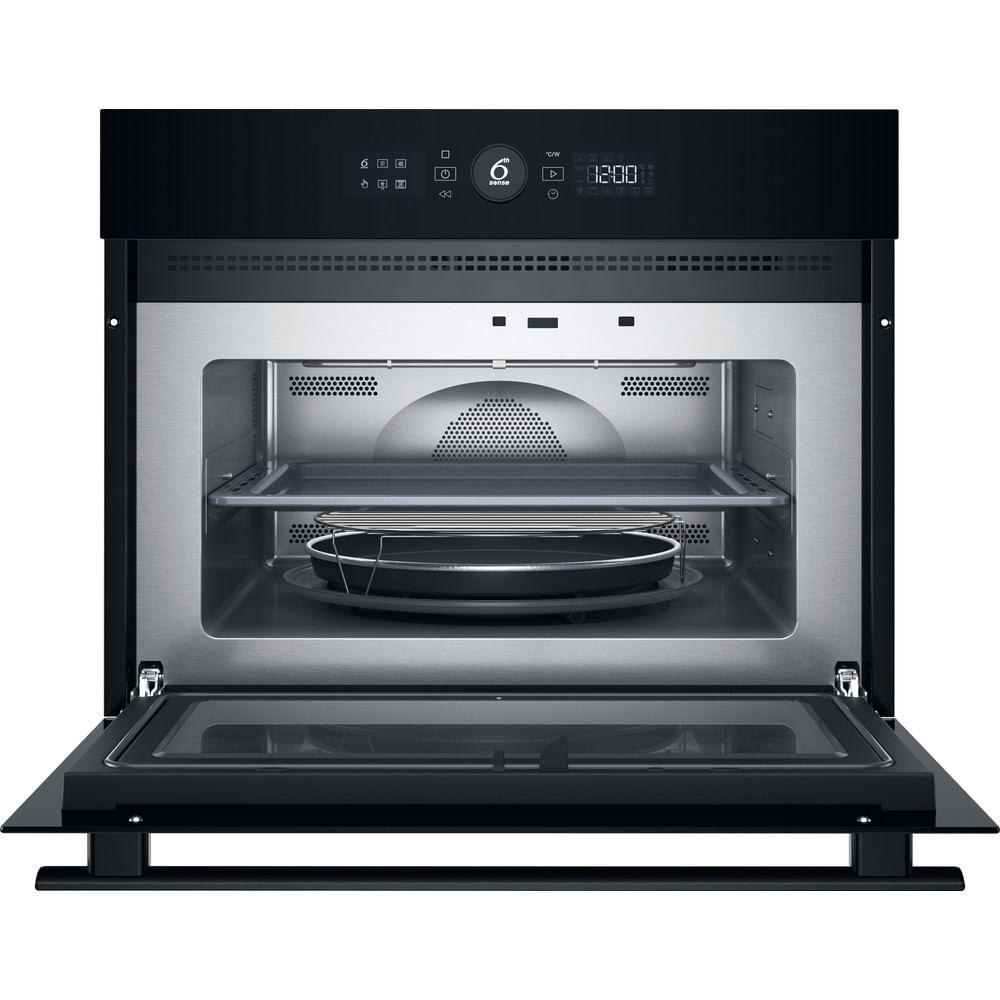 Un horno microondas negro empotrado con la puerta abierta, revelando el interior y los estantes.