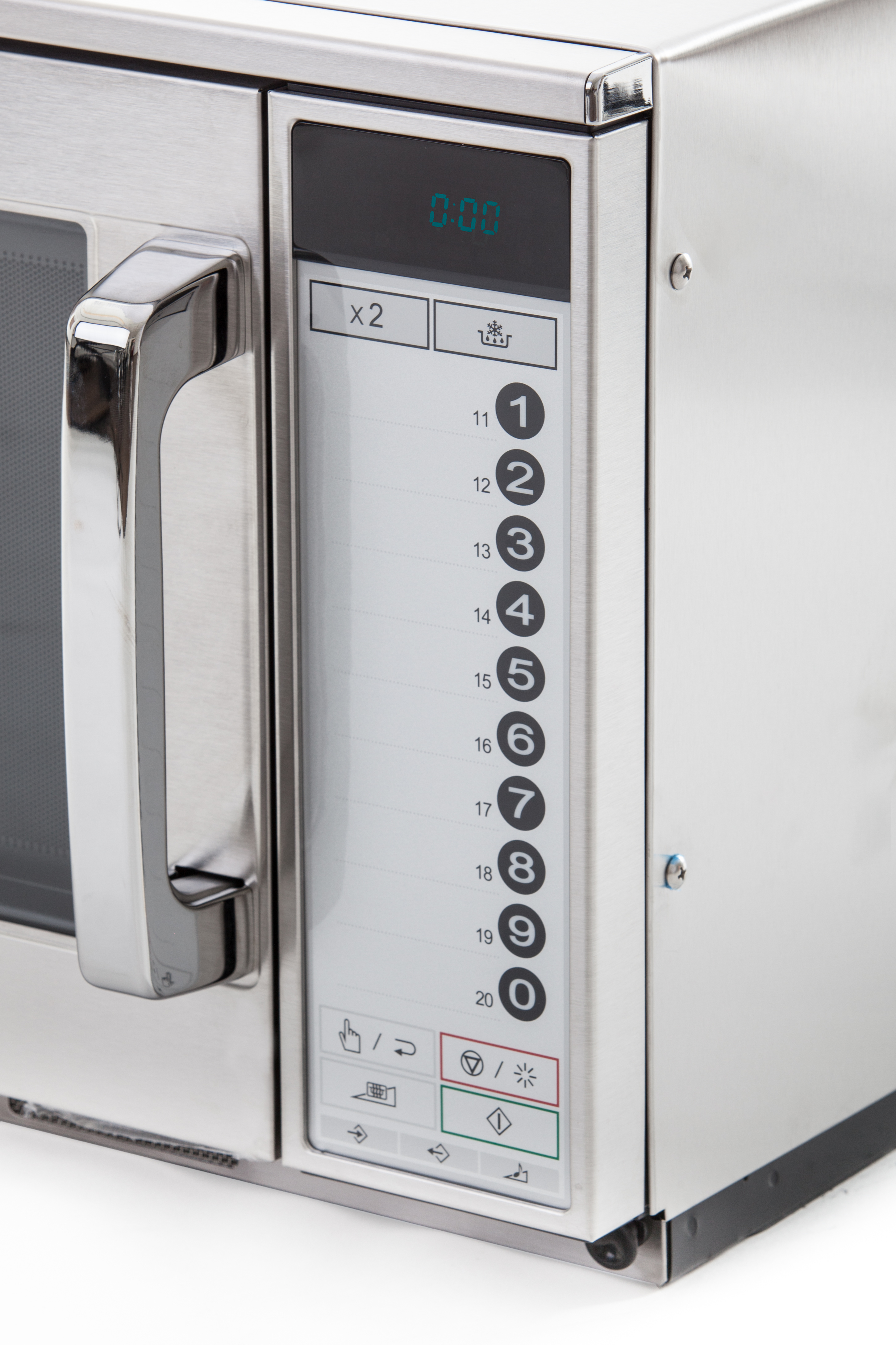 Zbliżenie panelu sterowania kuchenki mikrofalowej. Posiada przyciski, wyświetlacz cyfrowy z napisem 0:00 i srebrny uchwyt.