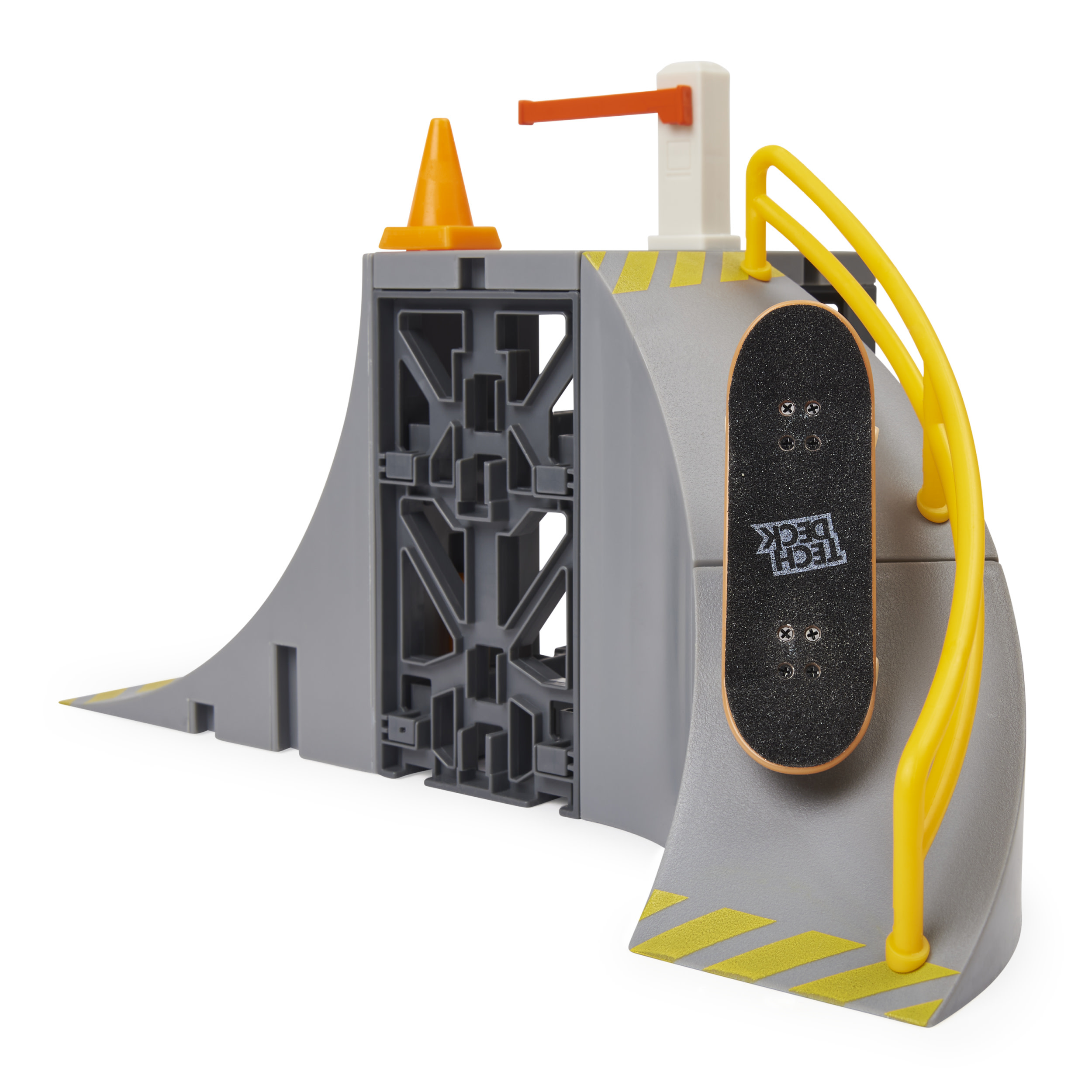 Rampa skateparku z deskorolką. Rampa jest szara i ma żółte paski.