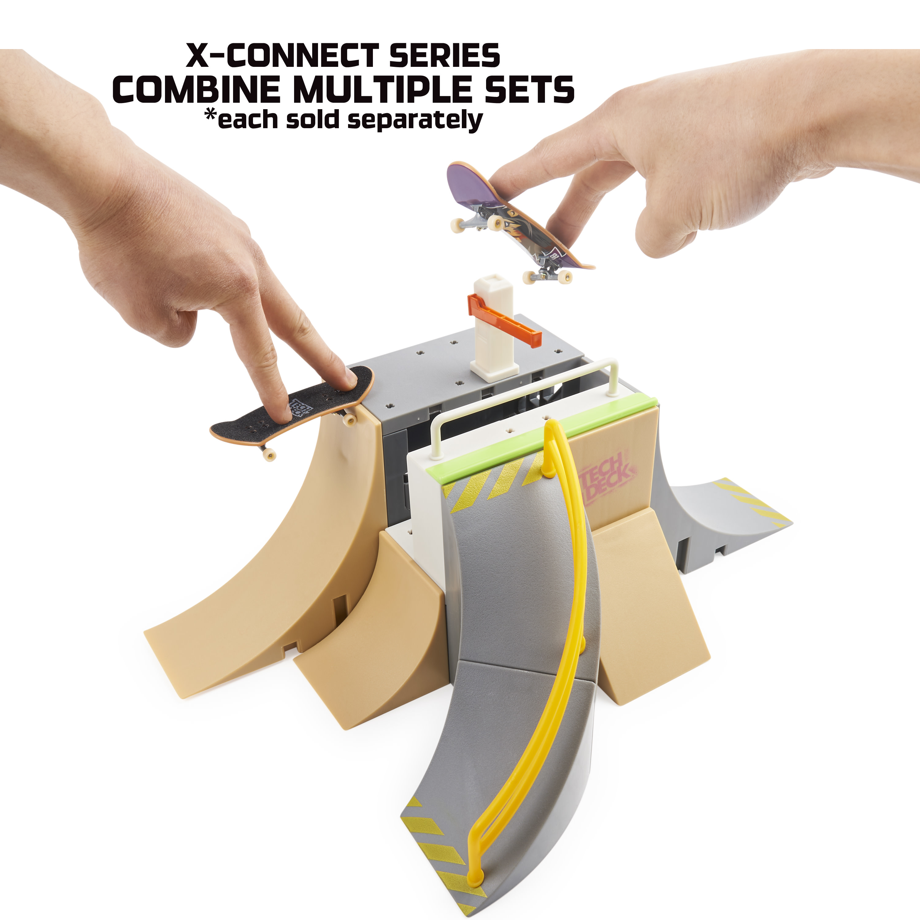 Dłonie z deskorolkami na zestawie ramp.