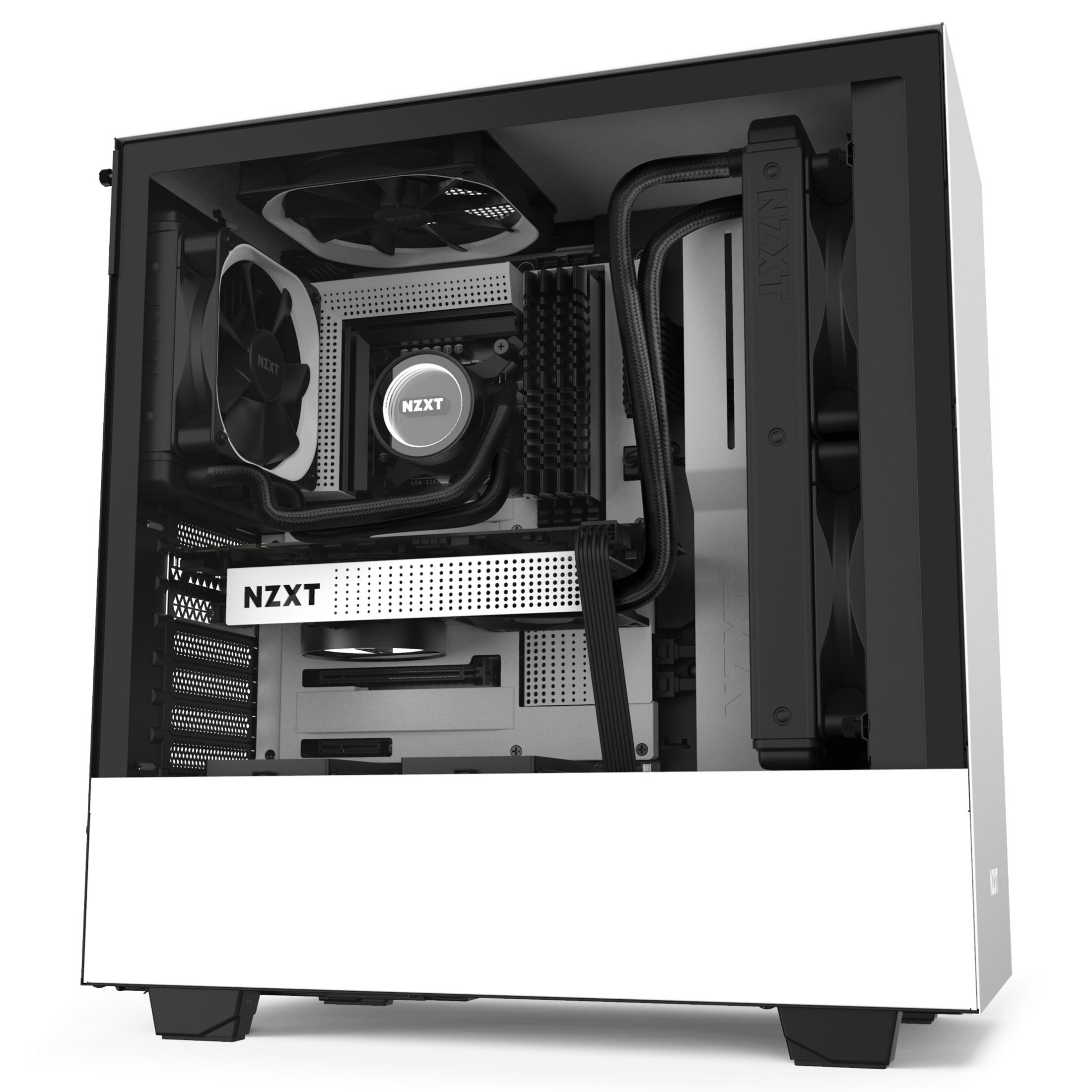 All'interno di un case per PC bianco: componenti, una ventola, un dissipatore a liquido e cavi.