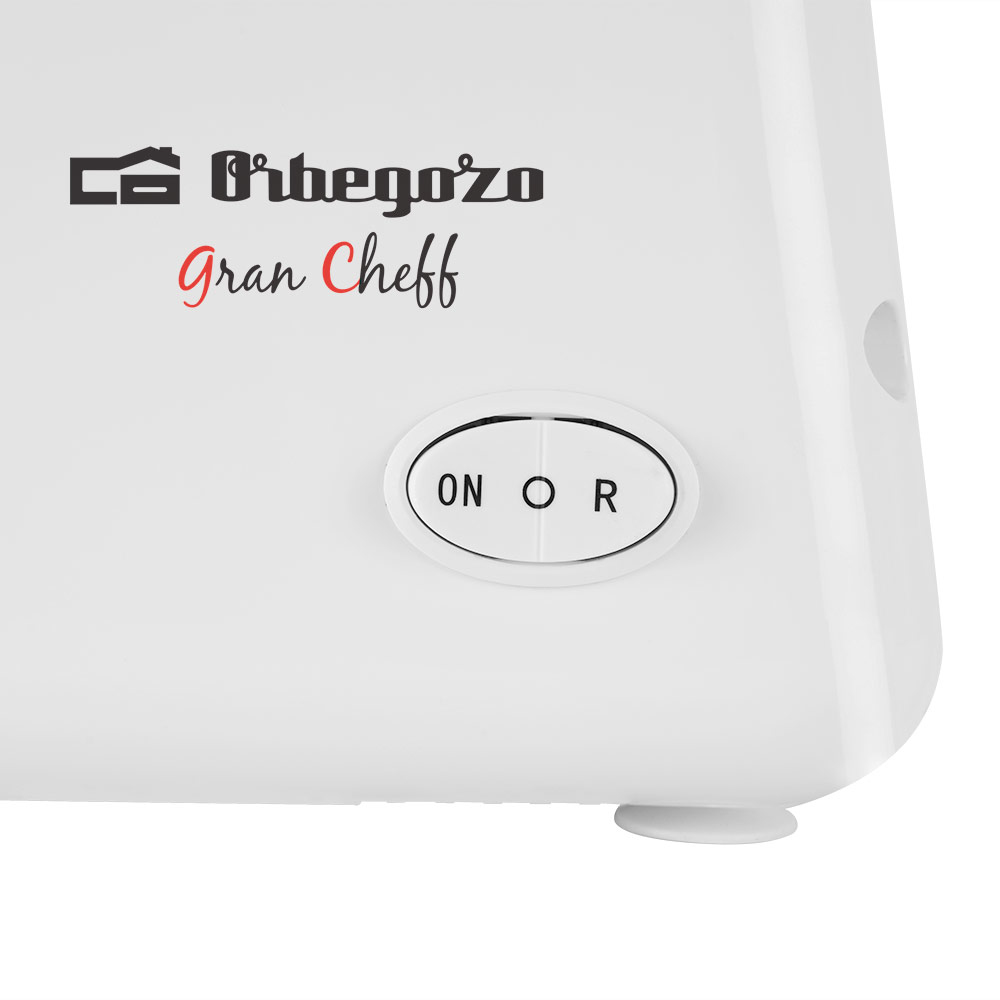 Nahaufnahme eines weißen Fleischwolfs. Das Logo 'Ribegozo Gran Cheff' und der Ein-/Ausschalter sind sichtbar.