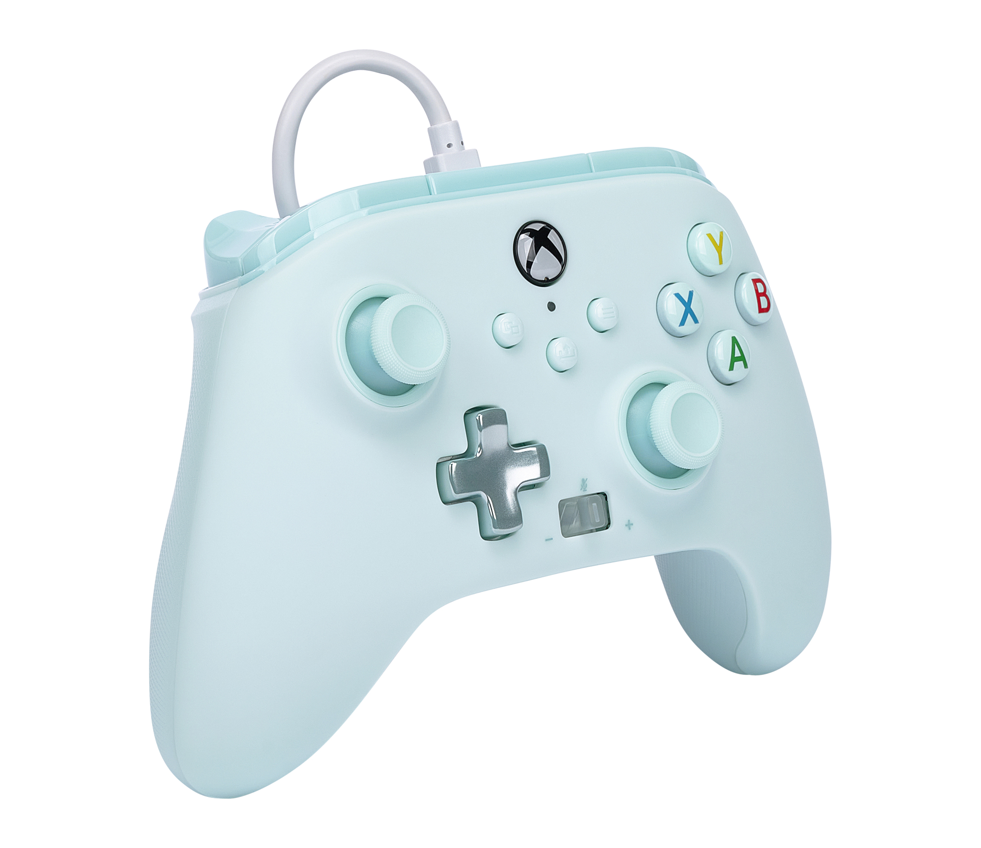 Un mando Xbox azul claro con botones y una cruceta plateada. El mando está enchufado.