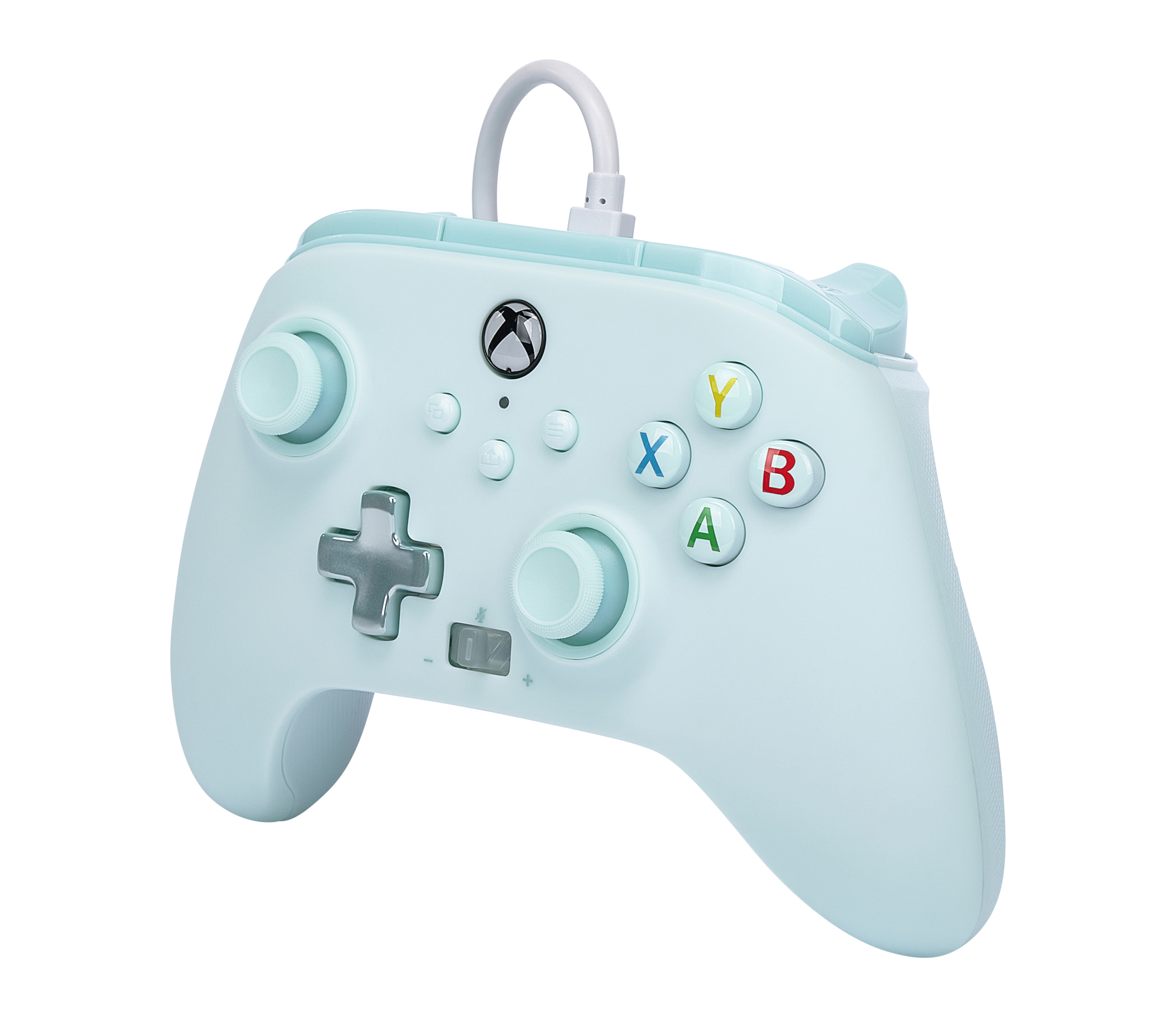 Un mando Xbox azul claro con botones y una cruceta plateada. El mando está enchufado.