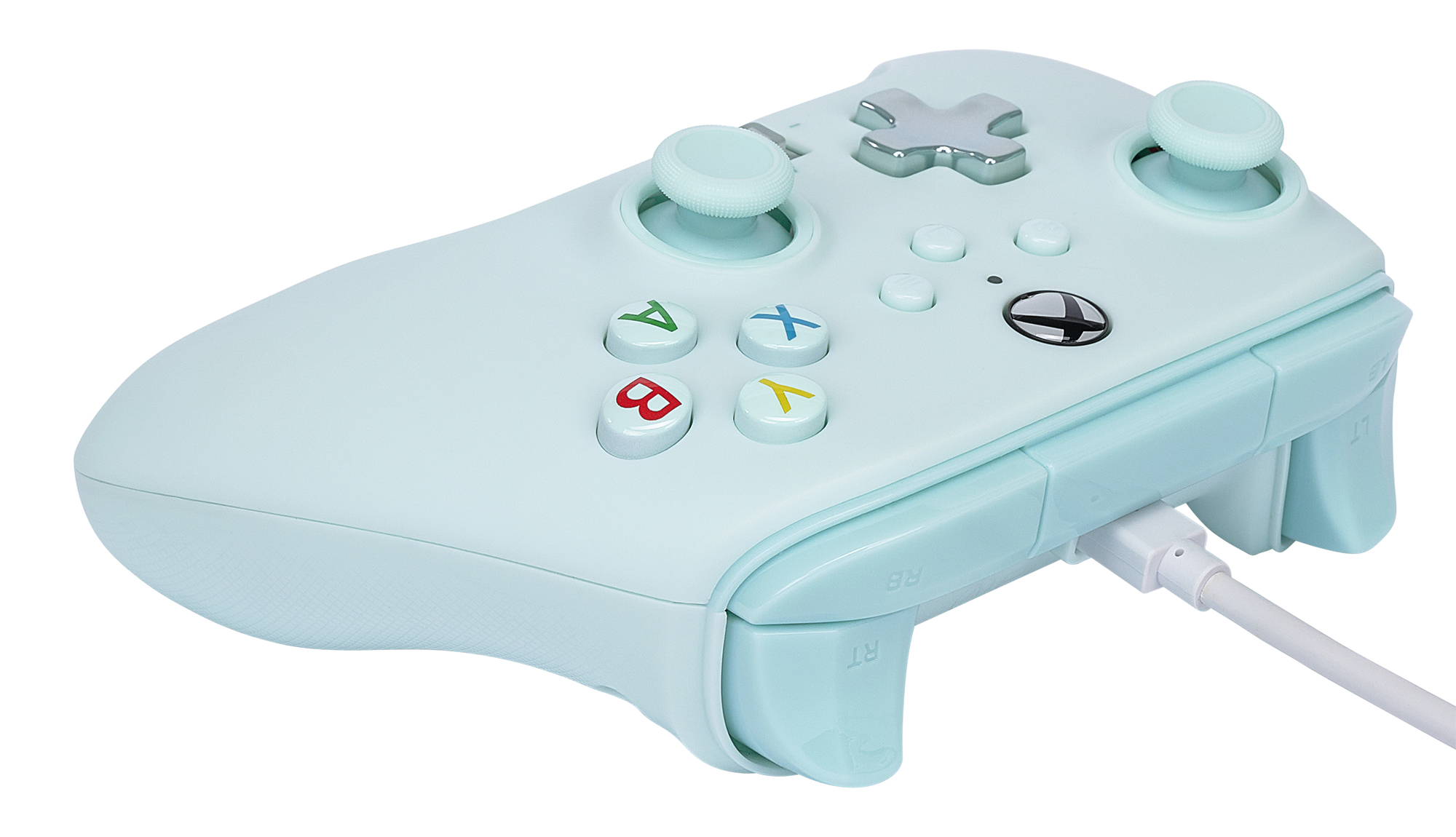 Un mando Xbox azul claro con botones etiquetados. El mando está enchufado.