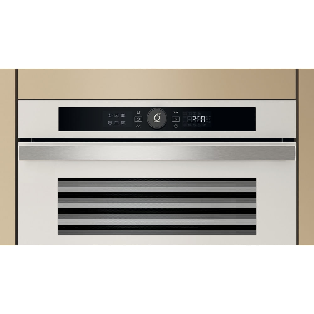 Un forno a microonde bianco da incasso. Ha un display digitale e pulsanti di controllo.