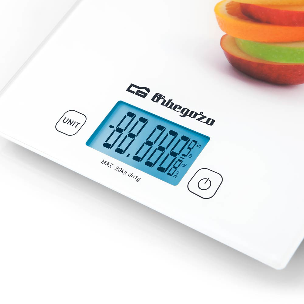Primo piano di una bilancia digitale bianca con immagine di frutta e display blu con numeri.