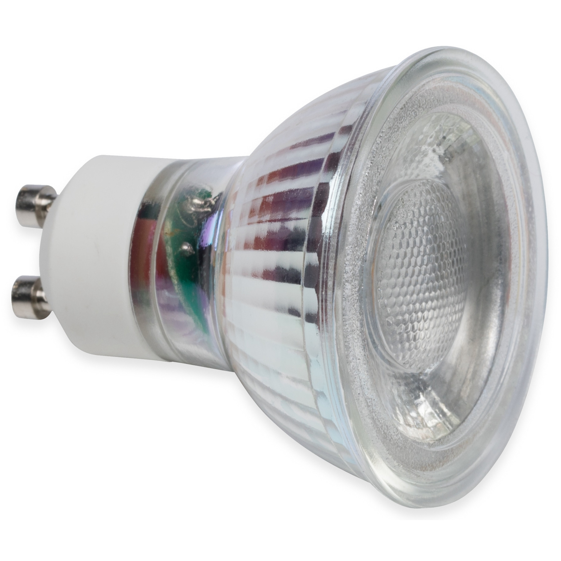 Un primo piano di una lampadina di vetro trasparente con base argentata e connettore di plastica bianca.