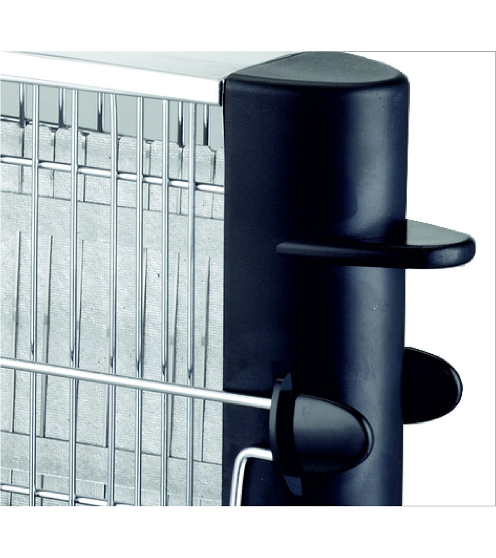 Zbliżenie na bok tostera, pokazujące metalową kratkę i czarny plastik.