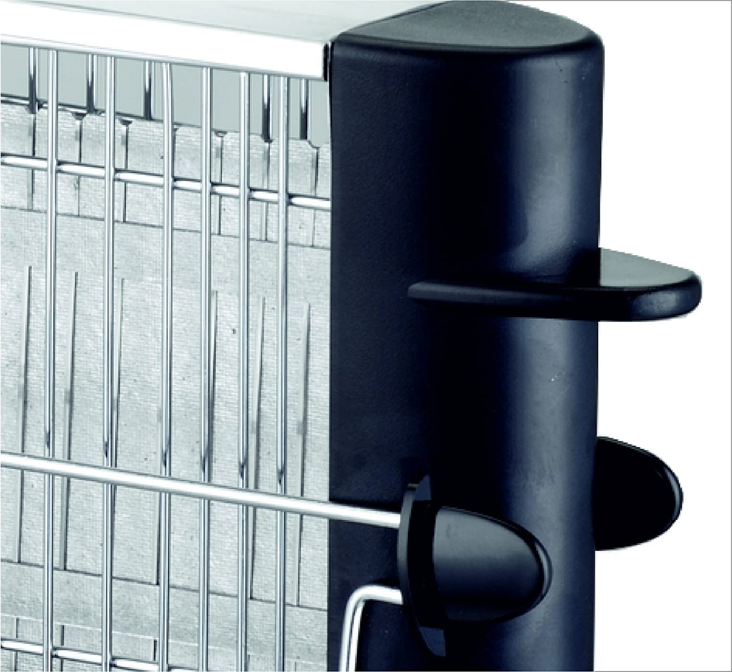 Metalowe ogrodzenie z czarnym słupkiem i małym wspornikiem.