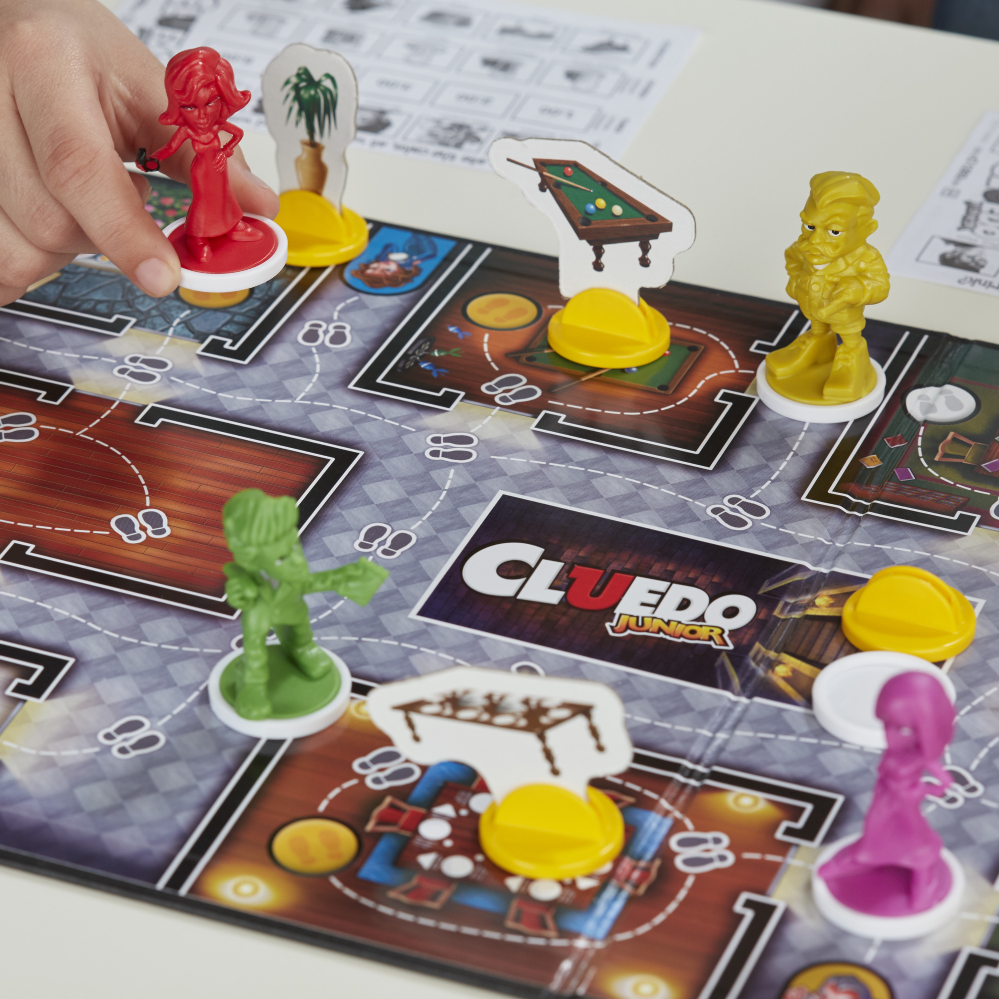 Cluedo Junior Brettspiel mit Spielfiguren auf dem Spielbrett.