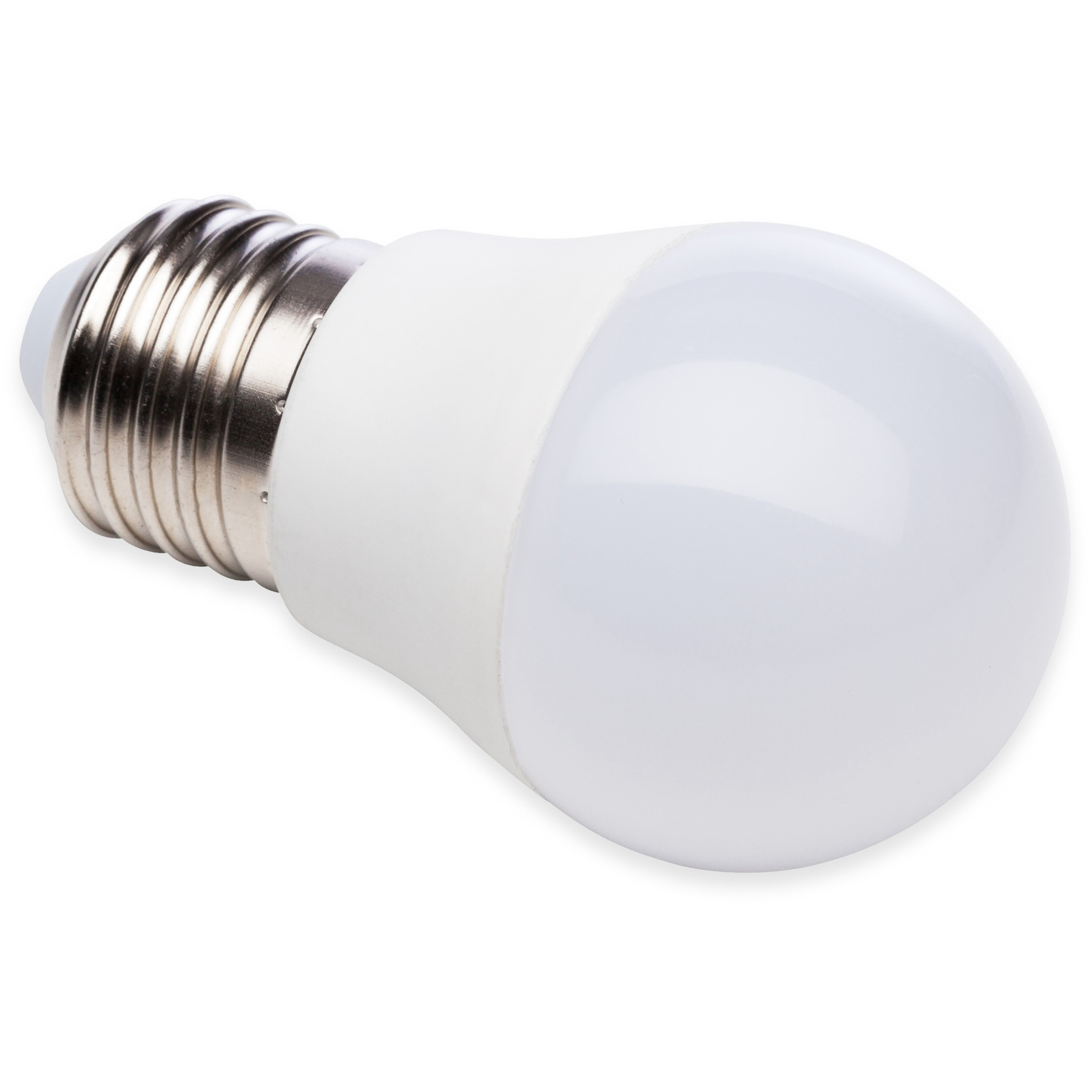 Mała, biała żarówka LED, ze srebrną podstawą, na białym tle.