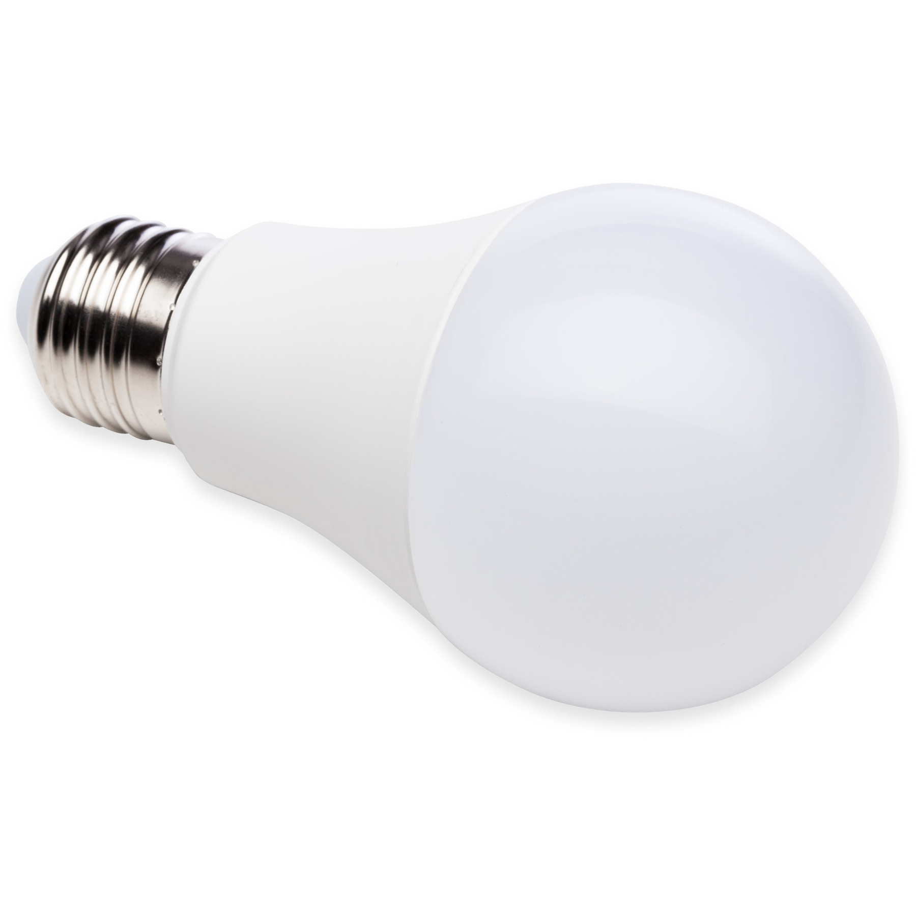 Biała żarówka LED ze srebrną podstawą na białym tle.