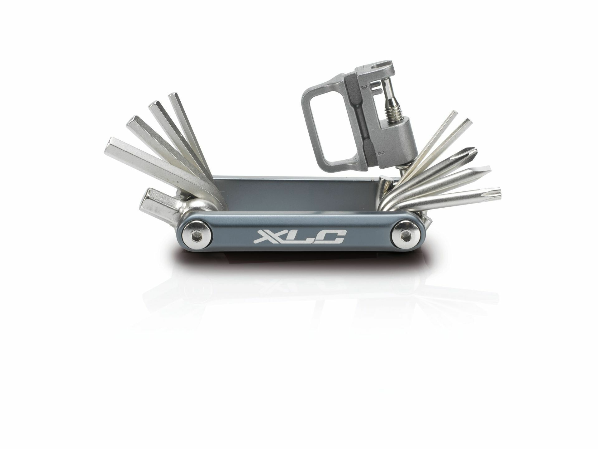 Wielofunkcyjne narzędzie z wieloma narzędziami. Szary kolor z logo XLC. Białe tło.
