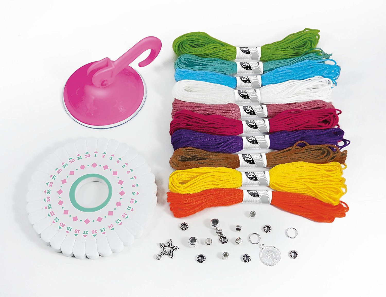 Zestaw rzemieślniczy z nićmi, dyskiem, przyssawką i innymi akcesoriami. Przedmioty są kolorowe.