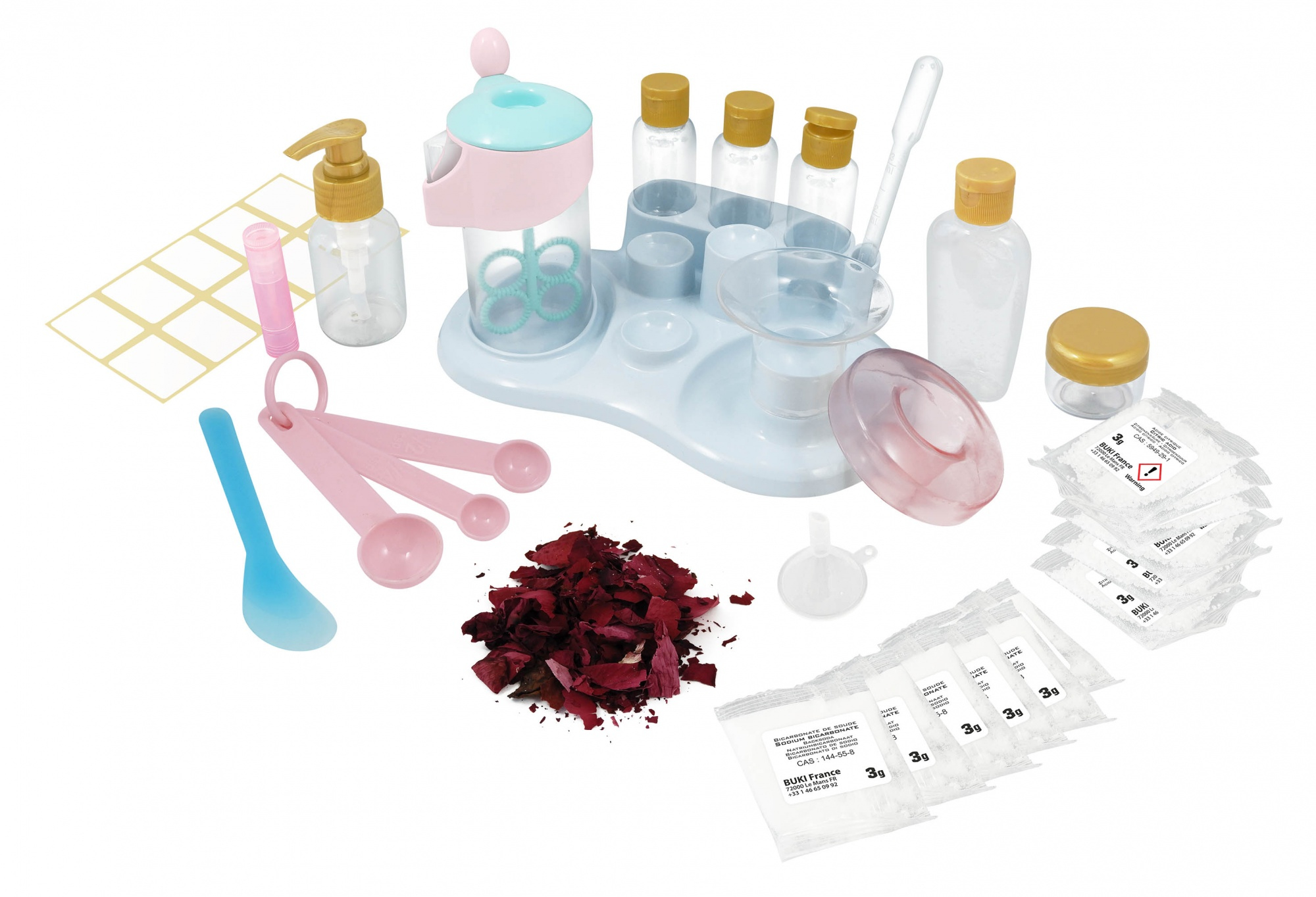 Kosmetik-Set mit Flaschen, Bechern und Zutaten. Weißer Hintergrund.