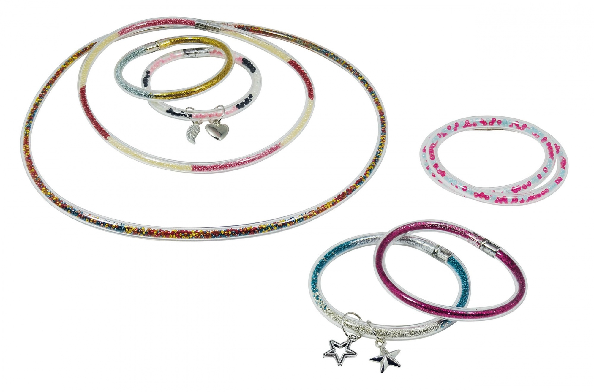 Zestawy bransoletek z koralików na białym tle, różne kształty.