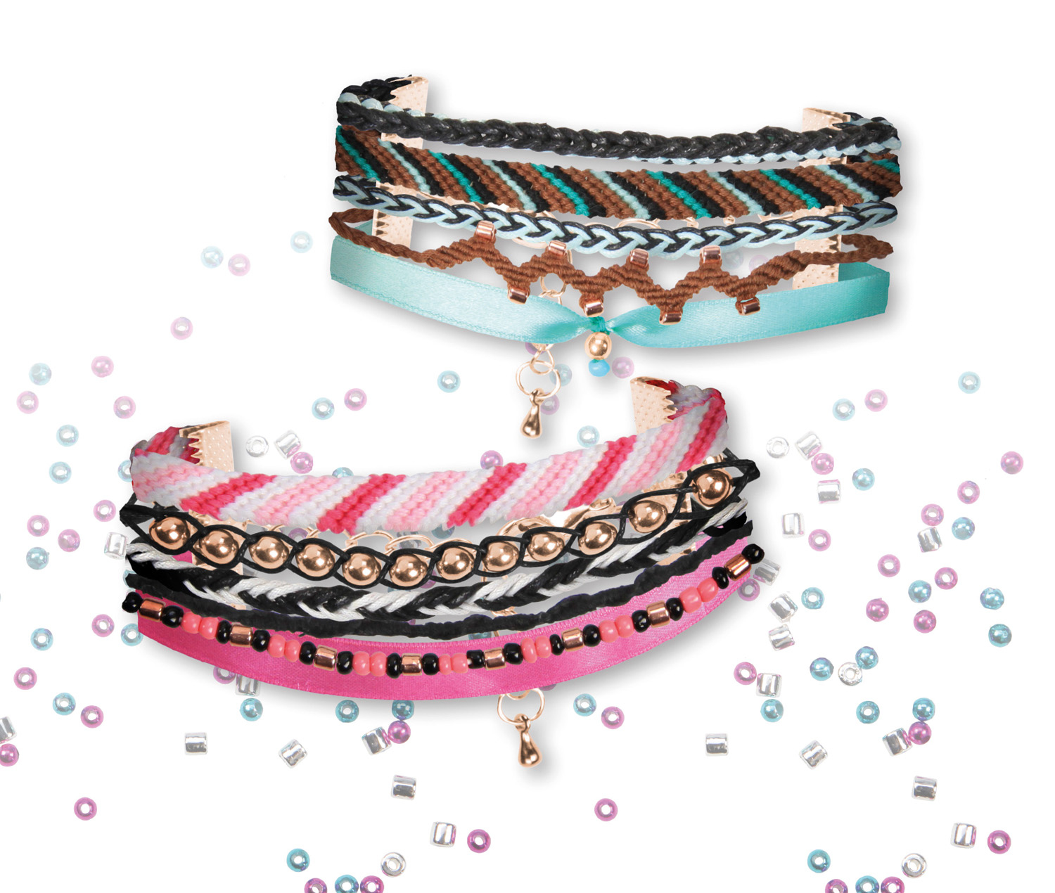 Dwie bransoletki przyjaźni na białym tle z małymi, rozrzuconymi koralikami. Bransoletki mają wiele kolorów.