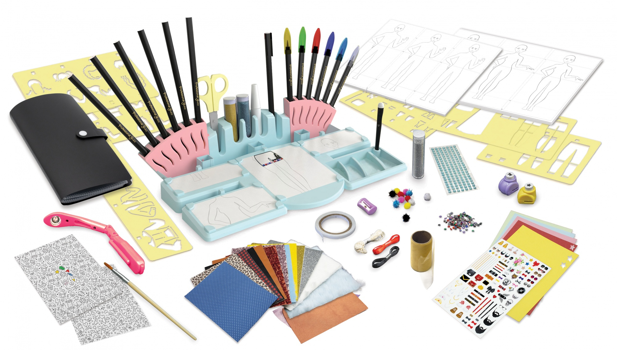 Zestaw kreatywny z przyborami do rysowania, szablonami i szkicami mody na białej powierzchni.