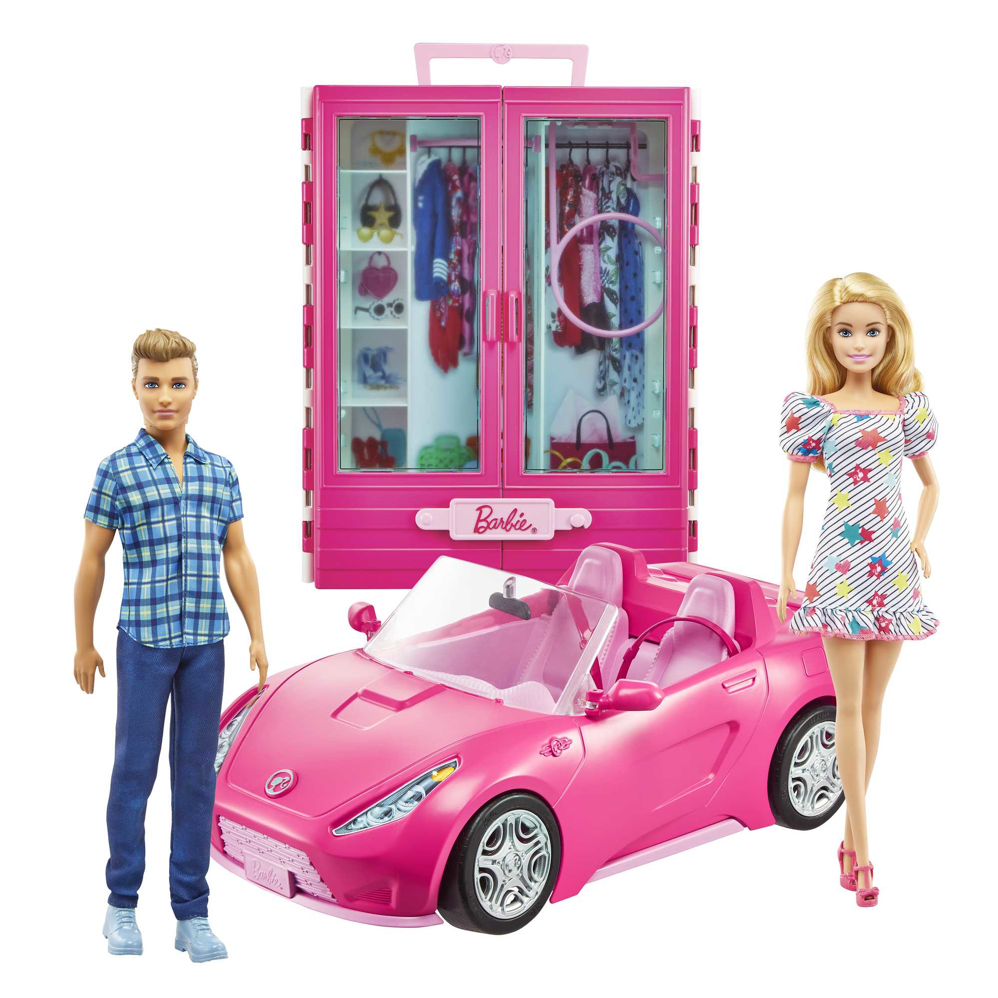 Barbie i Ken z samochodem i garderobą. Ken i Barbie stoją obok różowego kabrioletu i garderoby.