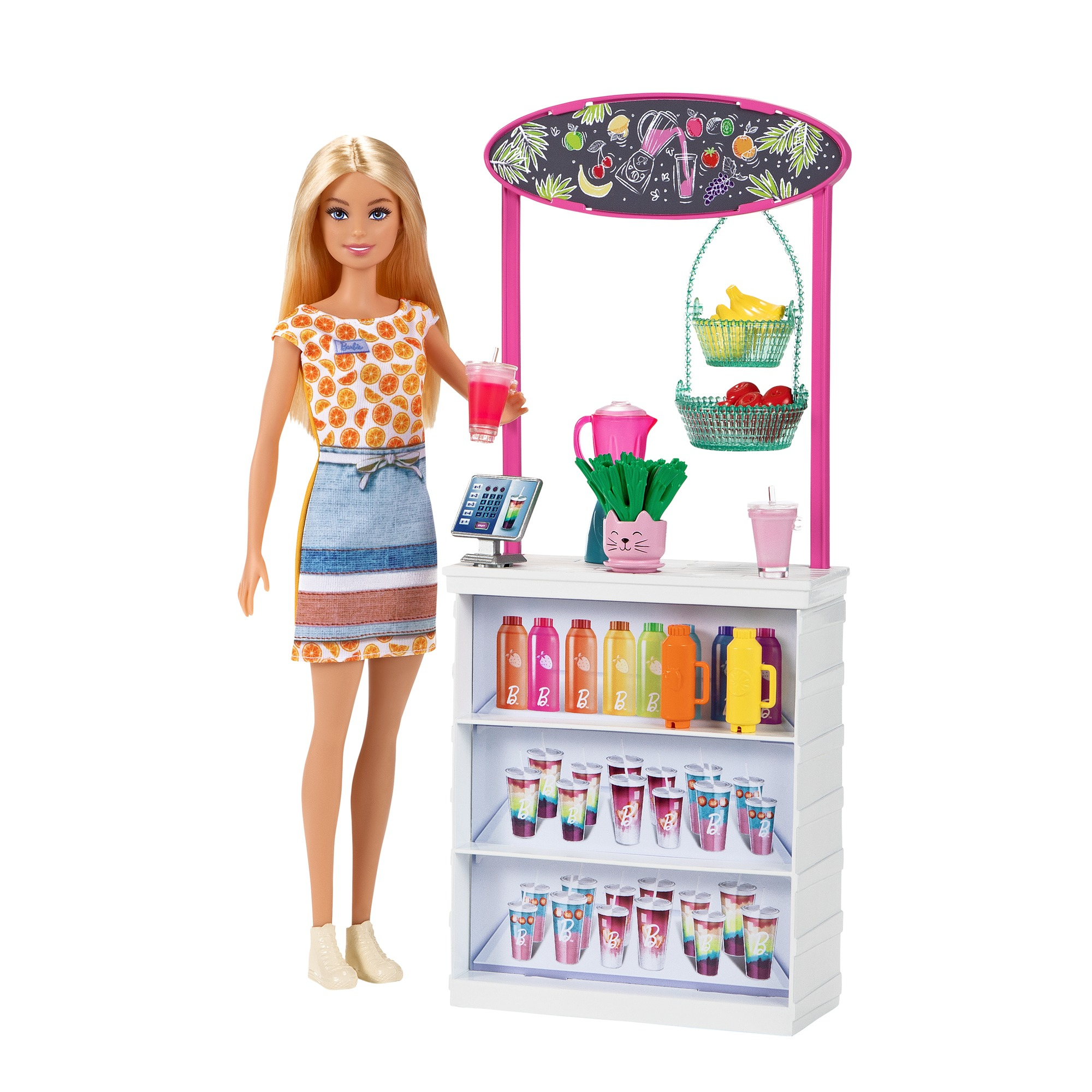 Barbie-Puppe hält ein rosa Getränk neben einem Saftstand. Der Stand hat Getränke und Früchte.