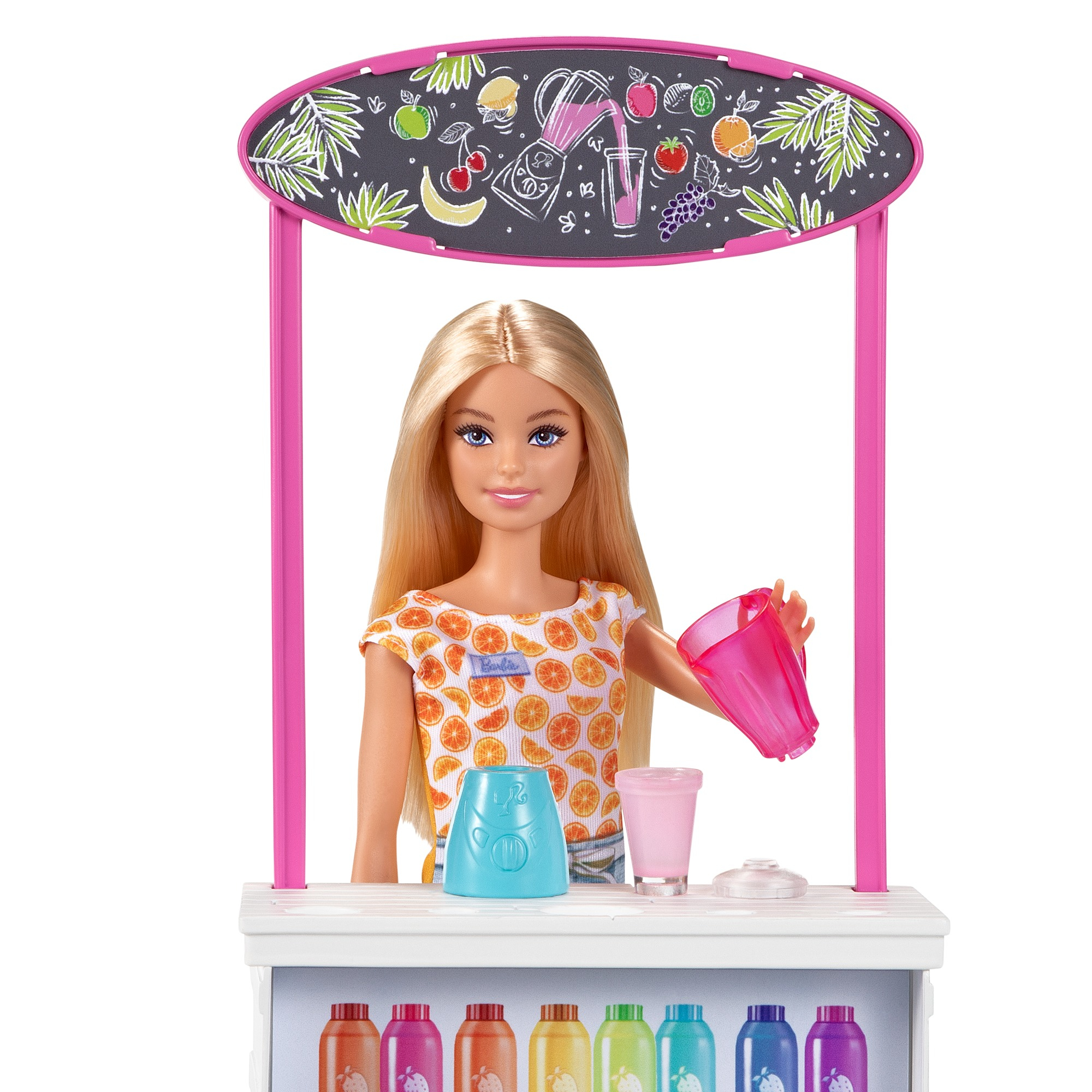 Barbie-Puppe hinter einer Smoothie-Bar. Sie hält einen rosafarbenen Becher. Die Bar hat Saftflaschen und ein Schild.