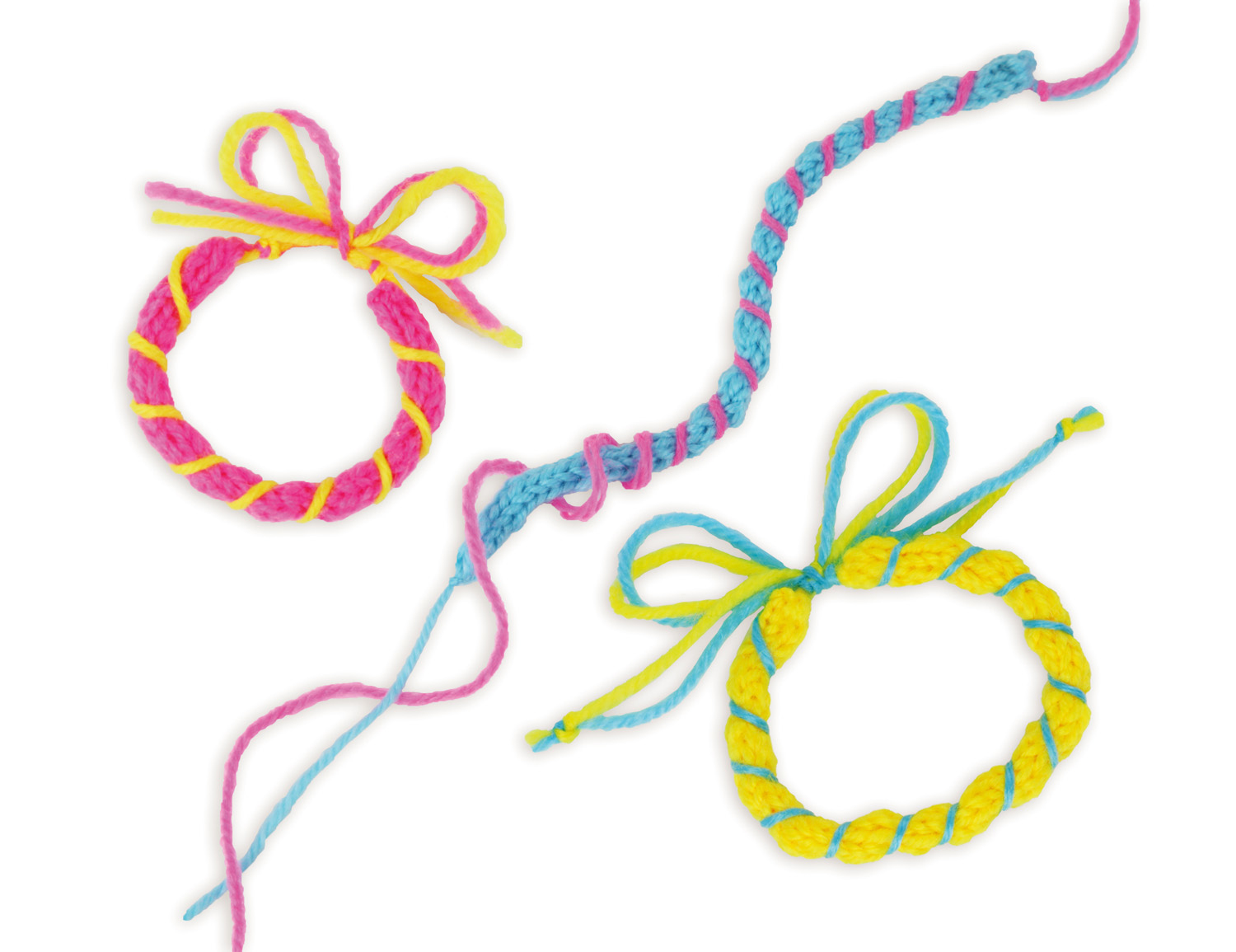 Trzy kolorowe bransoletki z przędzy. Jedna różowa i żółta, jedna niebieska i różowa oraz jedna żółta i niebieska, wszystkie na białym tle.