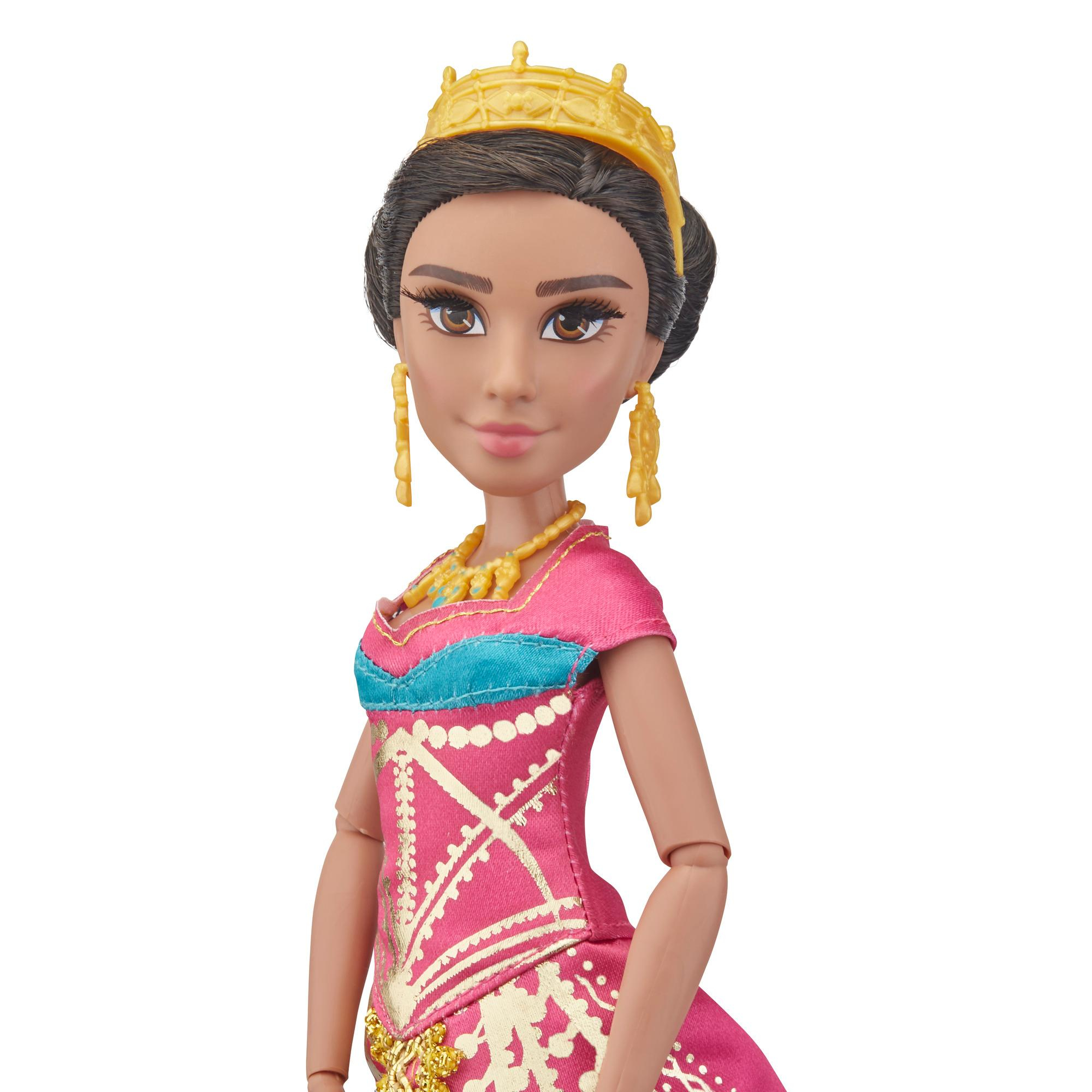 Puppe trägt rosa und goldfarbenes Kleid, Krone und goldene Ohrringe.