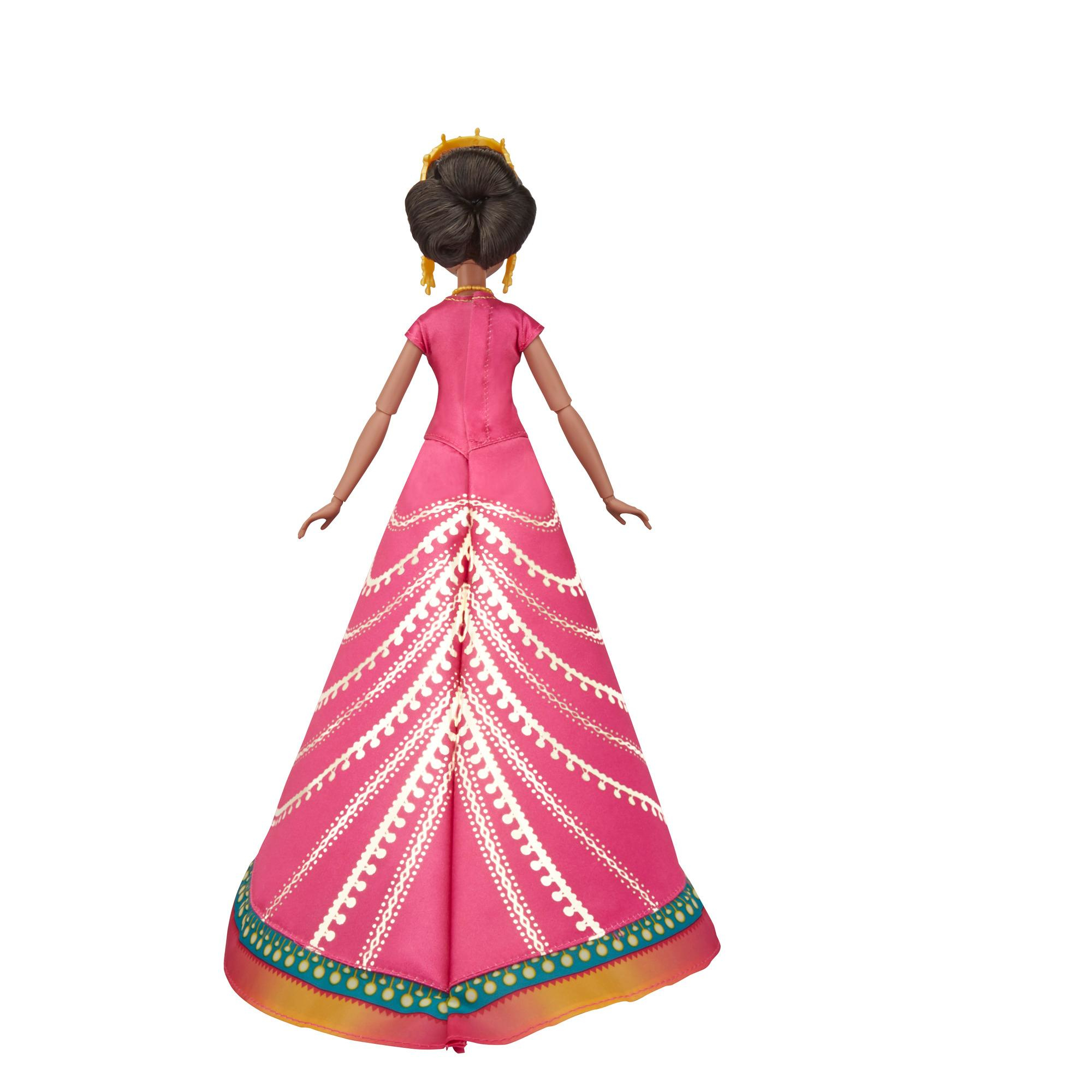 Puppe von hinten, trägt ein rosa Kleid mit weißen Details und ein goldenes Haaraccessoire.